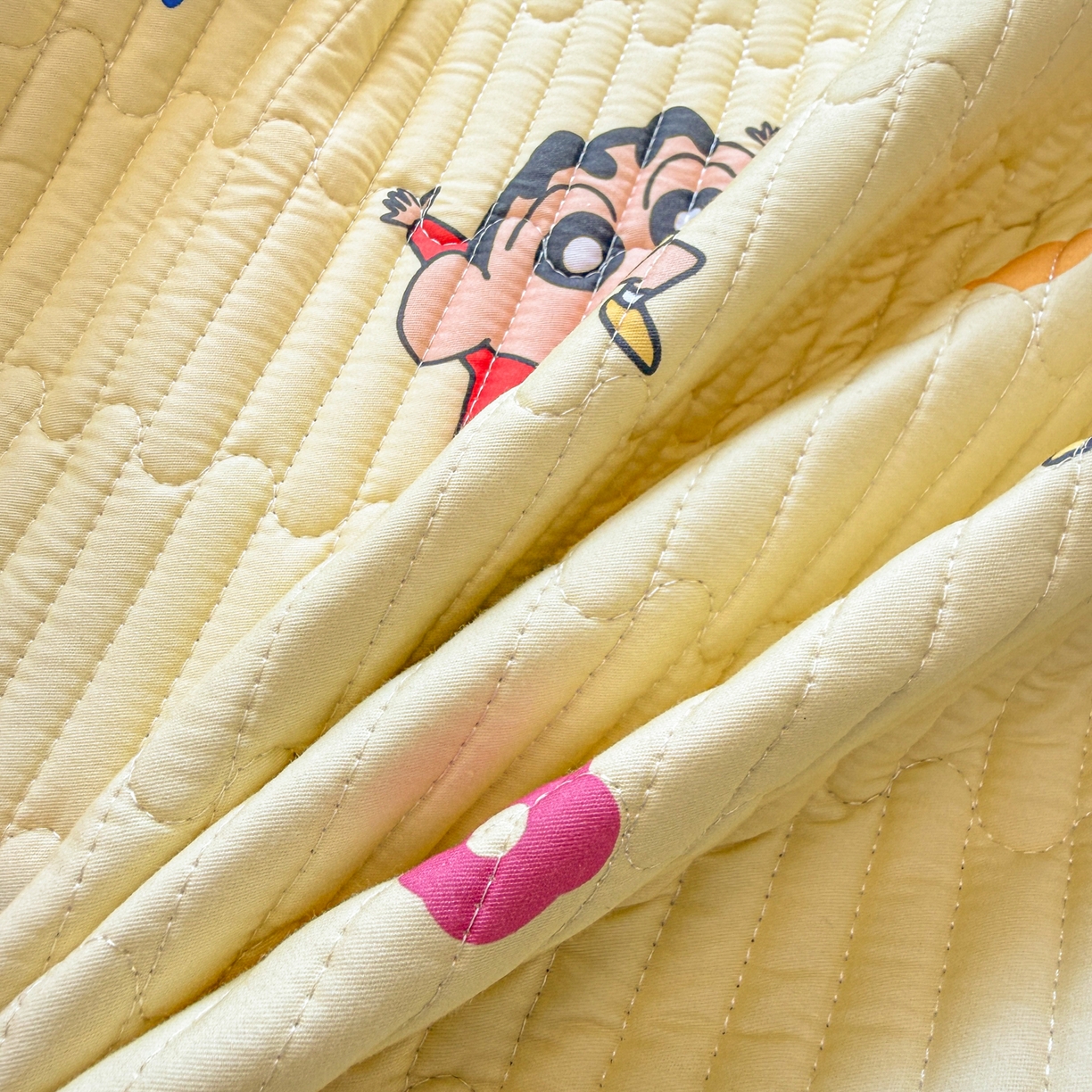 91家纺网 家纺一手货源 找家纺 雅萱家纺 2026新款A面全棉卡通印花蜡笔小新单床盖床盖单件床盖三件套 星仔生活