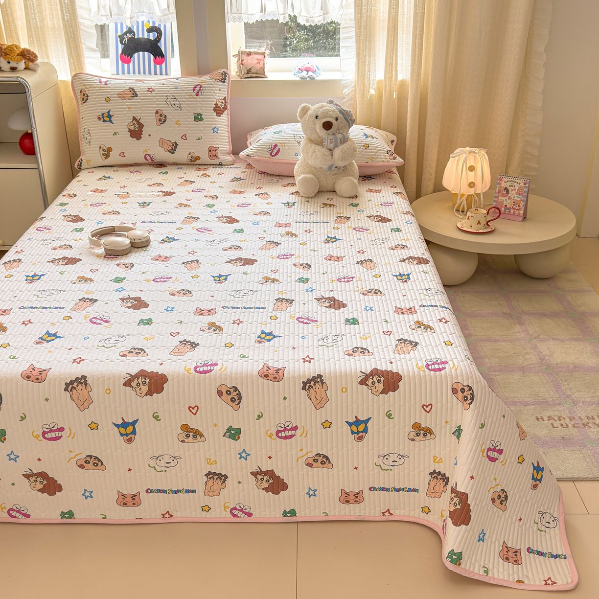 91家纺网 家纺一手货源 找家纺 雅萱家纺 2026新款A面全棉卡通印花蜡笔小新单床盖床盖单件床盖三件套 小新的一家