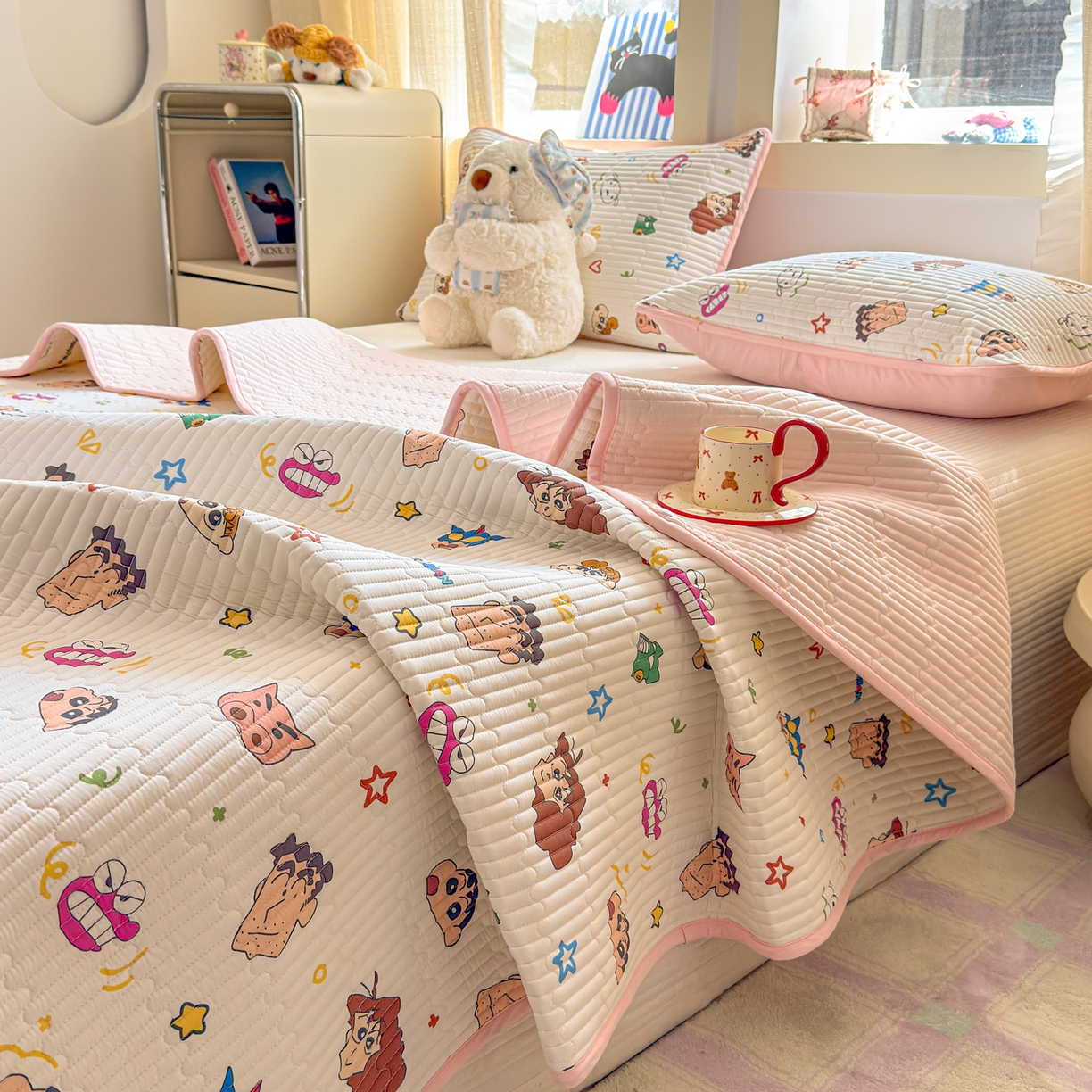 91家纺网 家纺一手货源 找家纺 雅萱家纺 2026新款A面全棉卡通印花蜡笔小新单床盖床盖单件床盖三件套 小新的一家