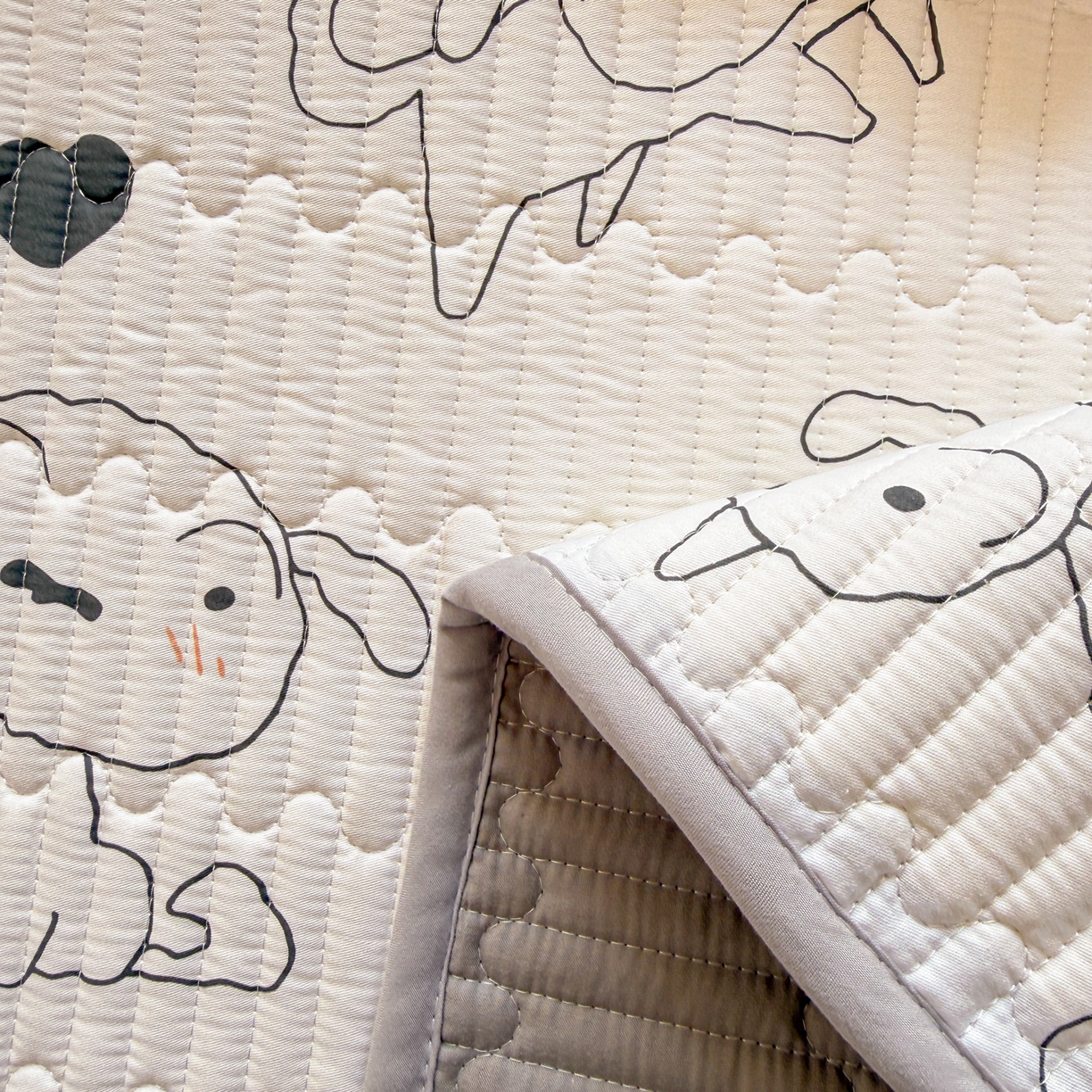 91家纺网 家纺一手货源 找家纺 雅萱家纺 2026新款A面全棉卡通印花蜡笔小新单床盖床盖单件床盖三件套 素描小新