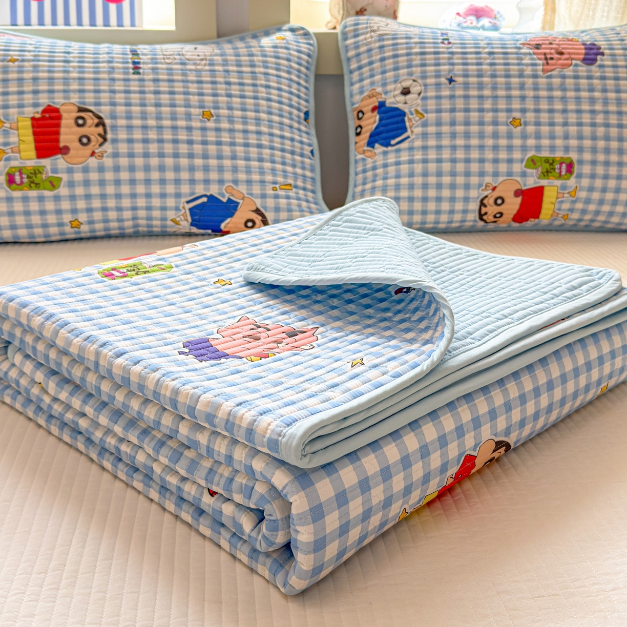 91家纺网 家纺一手货源 找家纺 雅萱家纺 2026新款A面全棉卡通印花蜡笔小新单床盖床盖单件床盖三件套 足球小新