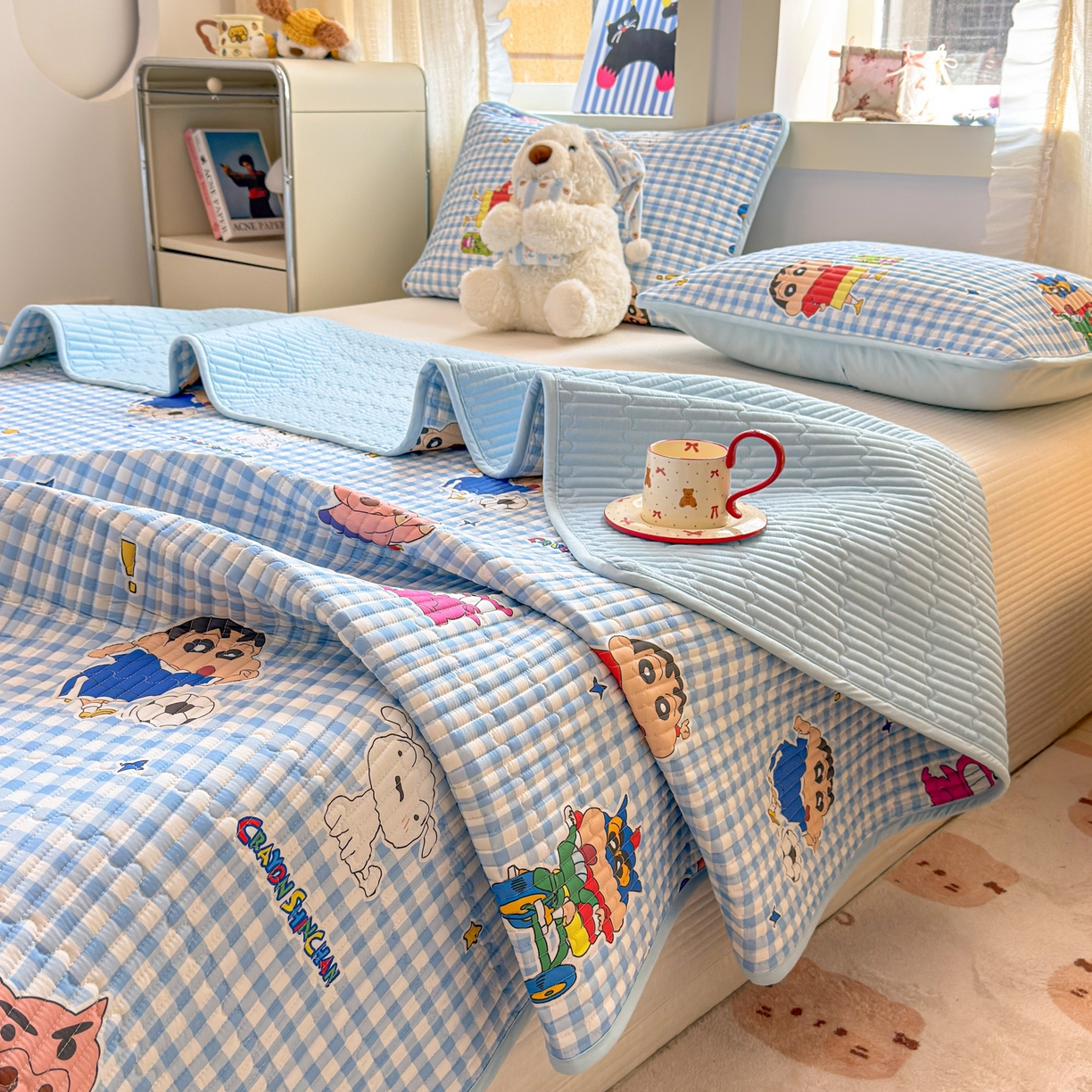 91家纺网 家纺一手货源 找家纺 雅萱家纺 2026新款A面全棉卡通印花蜡笔小新单床盖床盖单件床盖三件套 足球小新