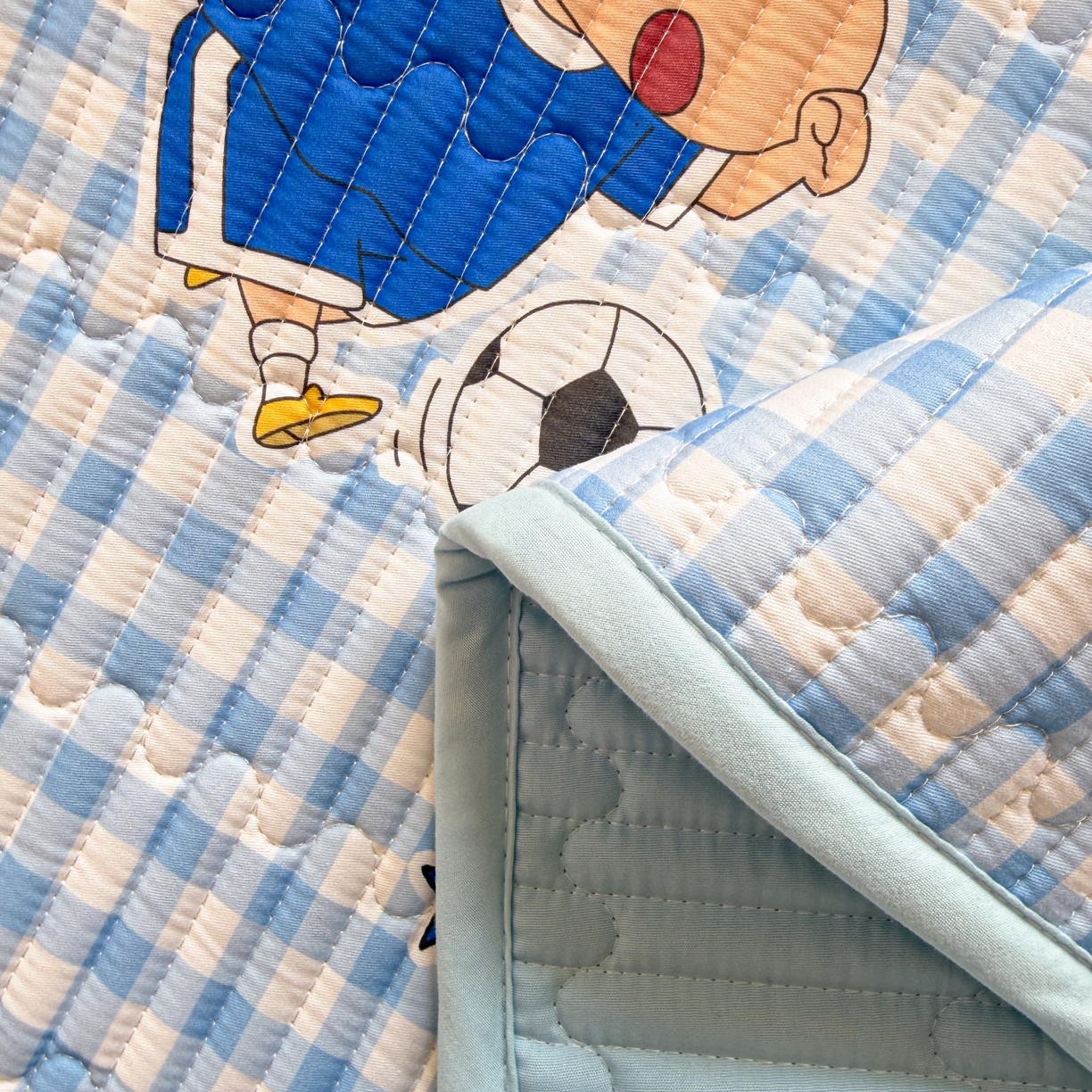 91家纺网 家纺一手货源 找家纺 雅萱家纺 2026新款A面全棉卡通印花蜡笔小新单床盖床盖单件床盖三件套 足球小新