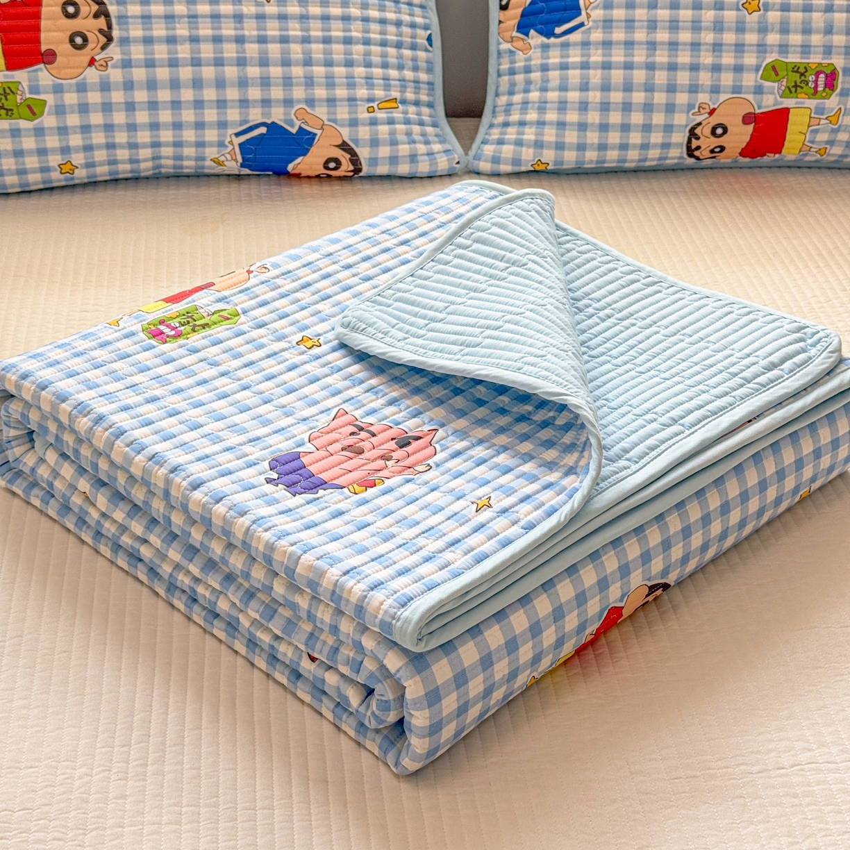 91家纺网 家纺一手货源 找家纺 雅萱家纺 2026新款A面全棉卡通印花蜡笔小新单床盖床盖单件床盖三件套 足球小新