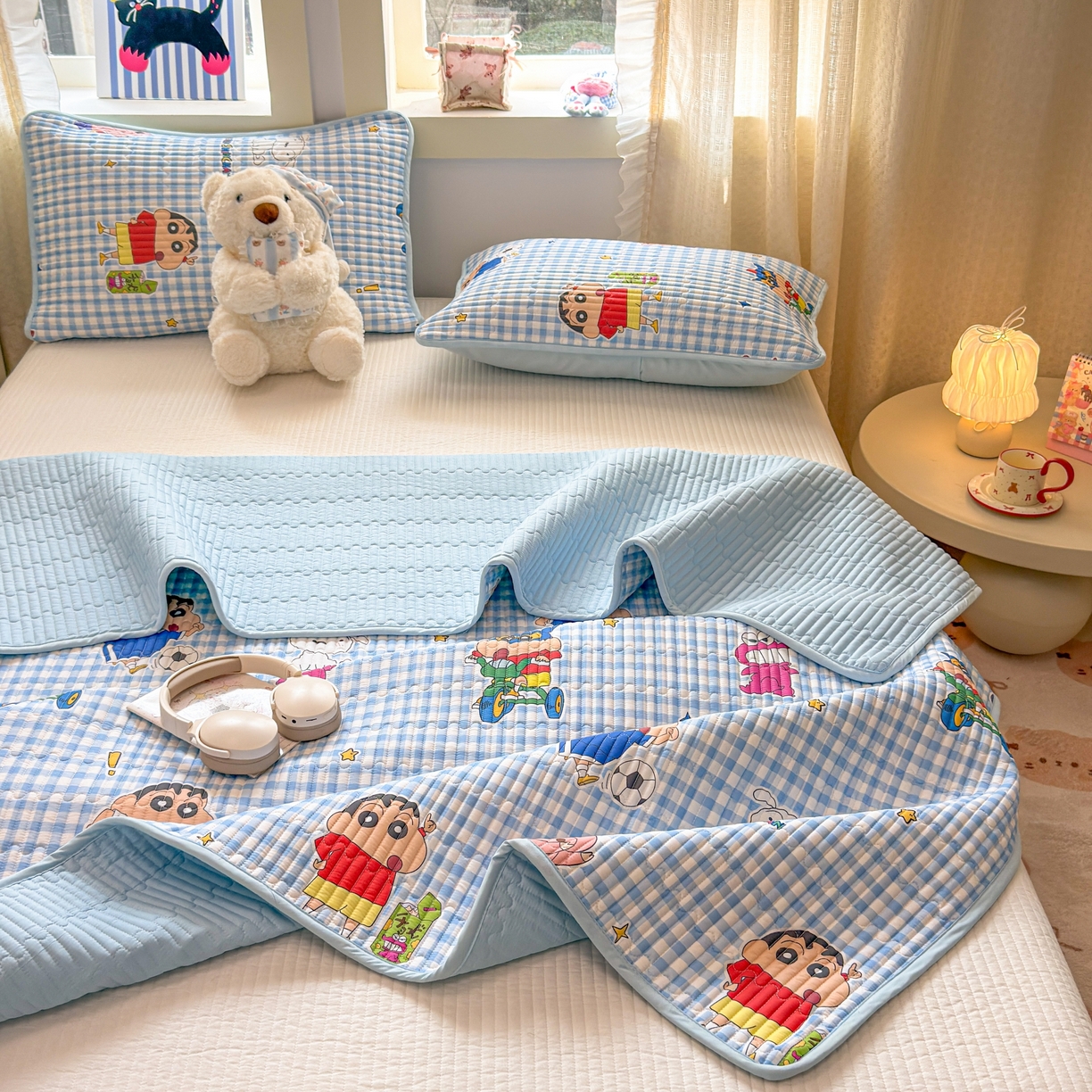 91家纺网 家纺一手货源 找家纺 雅萱家纺 2026新款A面全棉卡通印花蜡笔小新单床盖床盖单件床盖三件套 足球小新