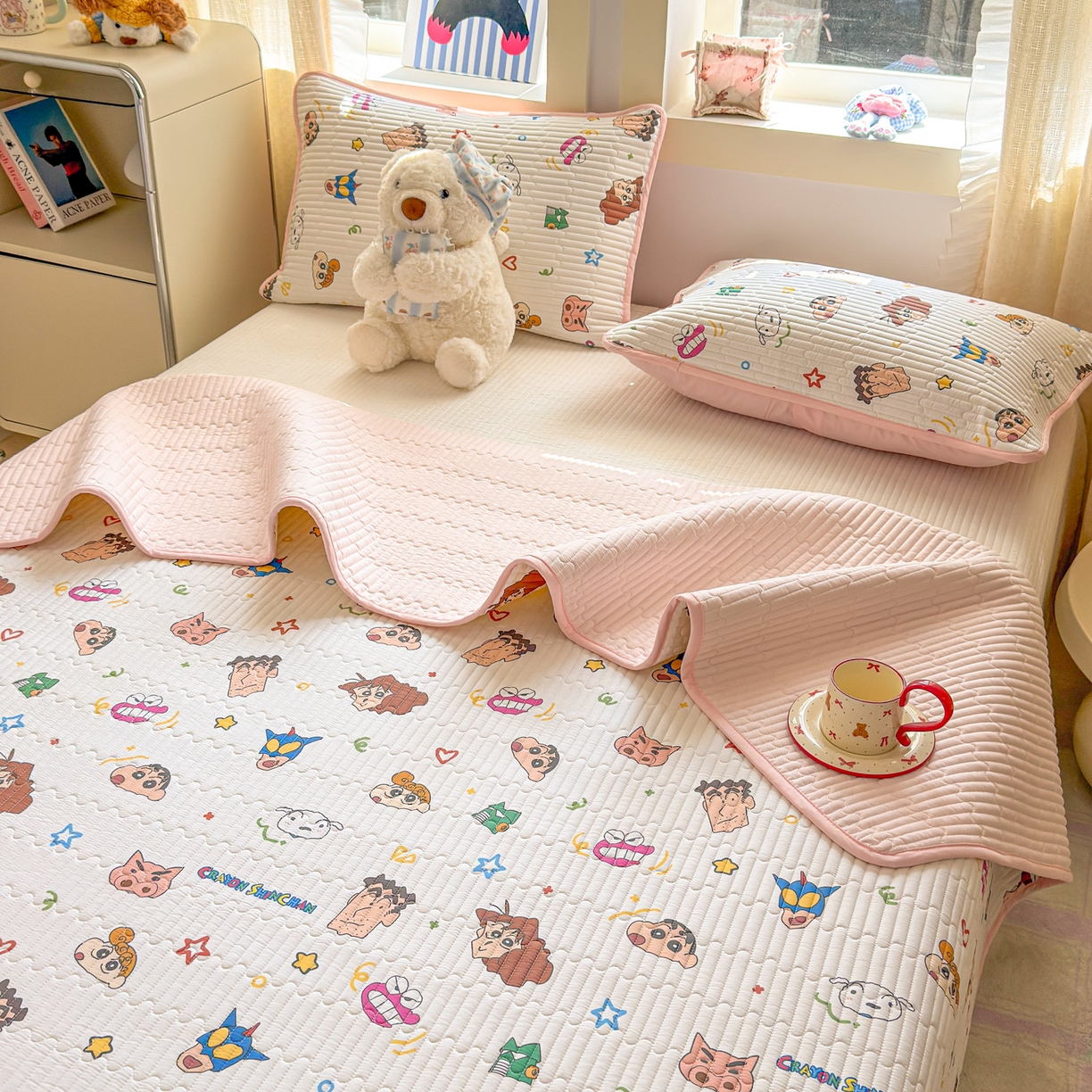 91家纺网 家纺一手货源 找家纺 雅萱家纺 2026新款A面全棉卡通印花蜡笔小新单床盖床盖单件床盖三件套 小新的一家