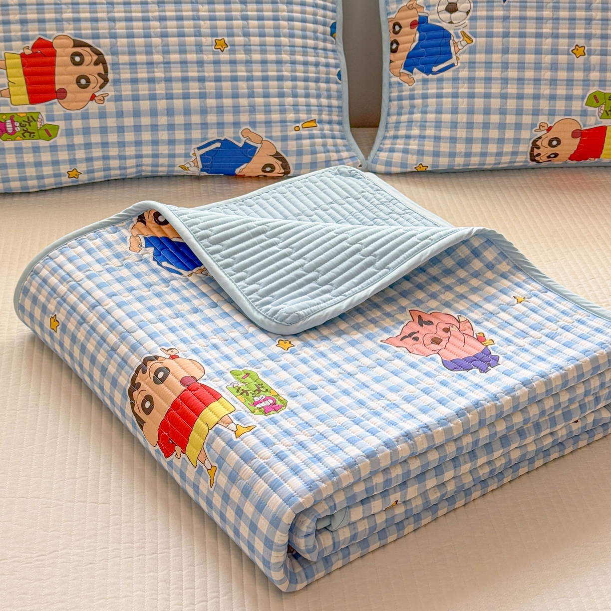 91家纺网 家纺一手货源 找家纺 雅萱家纺 2026新款A面全棉卡通印花蜡笔小新单床盖床盖单件床盖三件套 足球小新