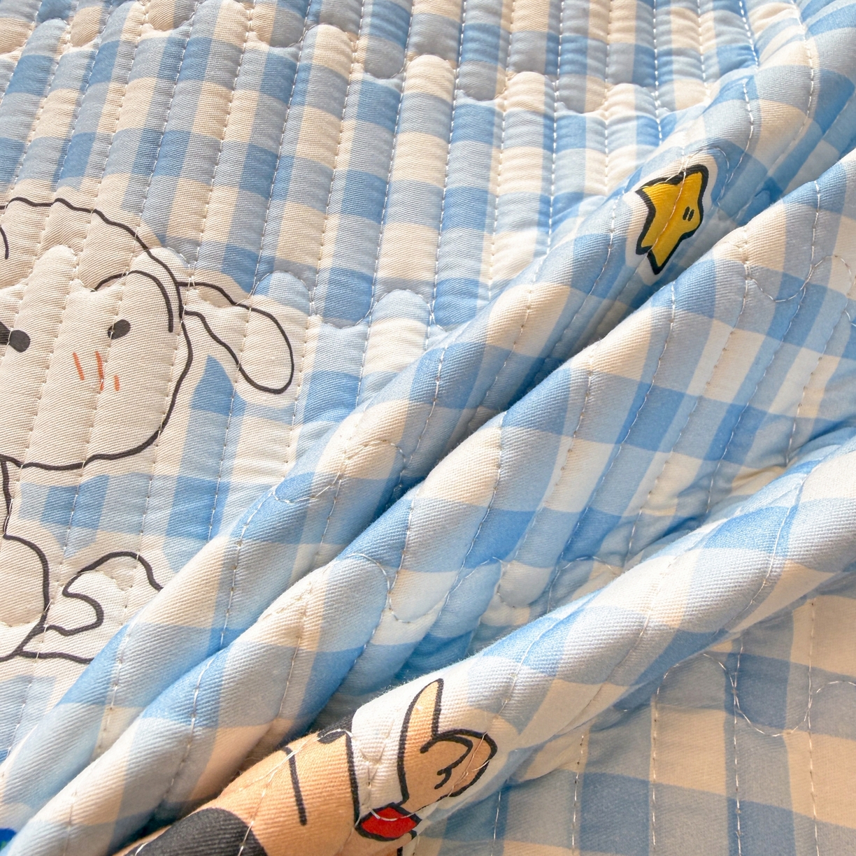 91家纺网 家纺一手货源 找家纺 雅萱家纺 2026新款A面全棉卡通印花蜡笔小新单床盖床盖单件床盖三件套 足球小新