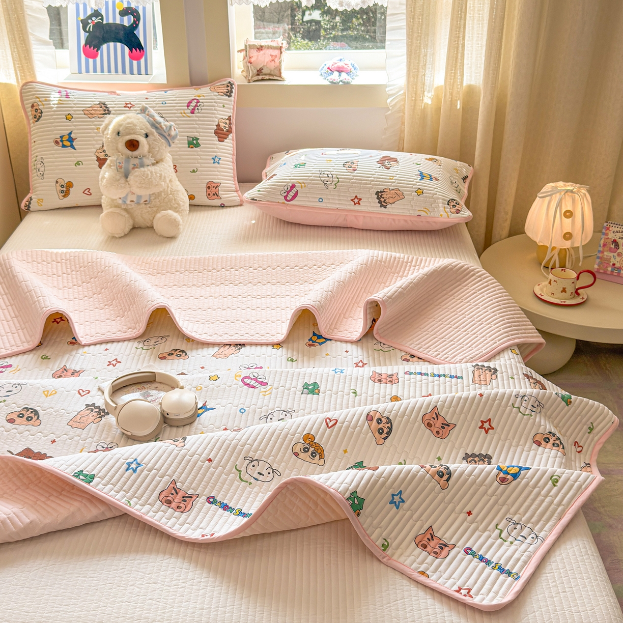 91家纺网 家纺一手货源 找家纺 雅萱家纺 2026新款A面全棉卡通印花蜡笔小新单床盖床盖单件床盖三件套 小新的一家