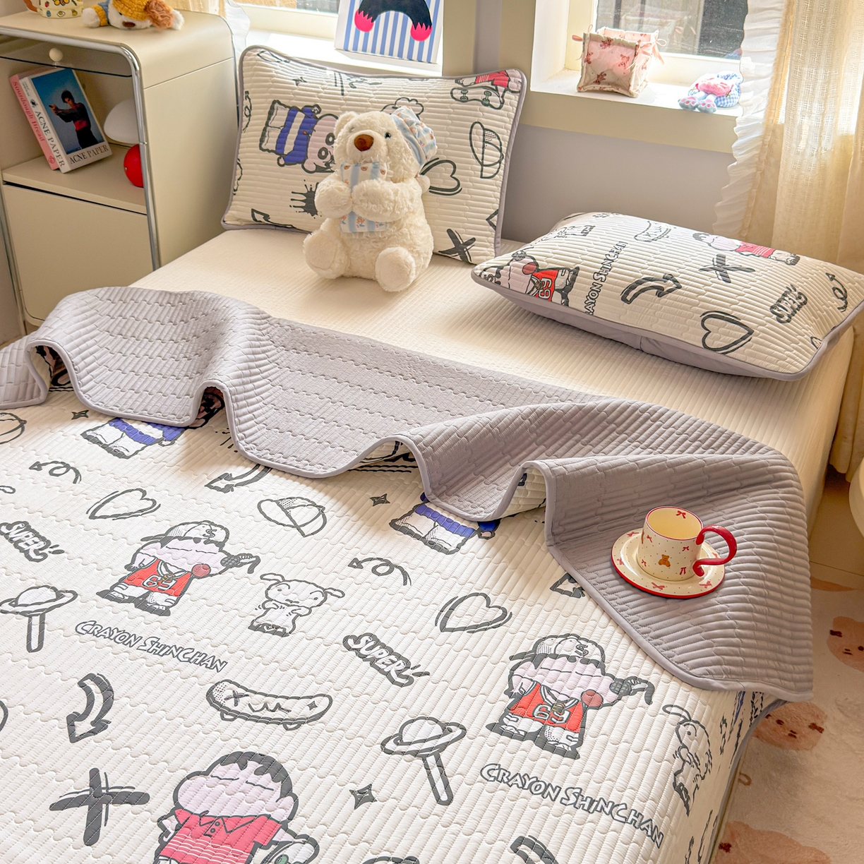 91家纺网 家纺一手货源 找家纺 雅萱家纺 2026新款A面全棉卡通印花蜡笔小新单床盖床盖单件床盖三件套 甜酷小新