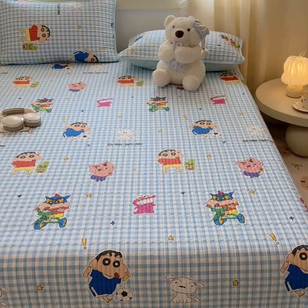 91家纺网 家纺一手货源 找家纺 雅萱家纺 2026新款A面全棉卡通印花蜡笔小新单床盖床盖单件床盖三件套 足球小新