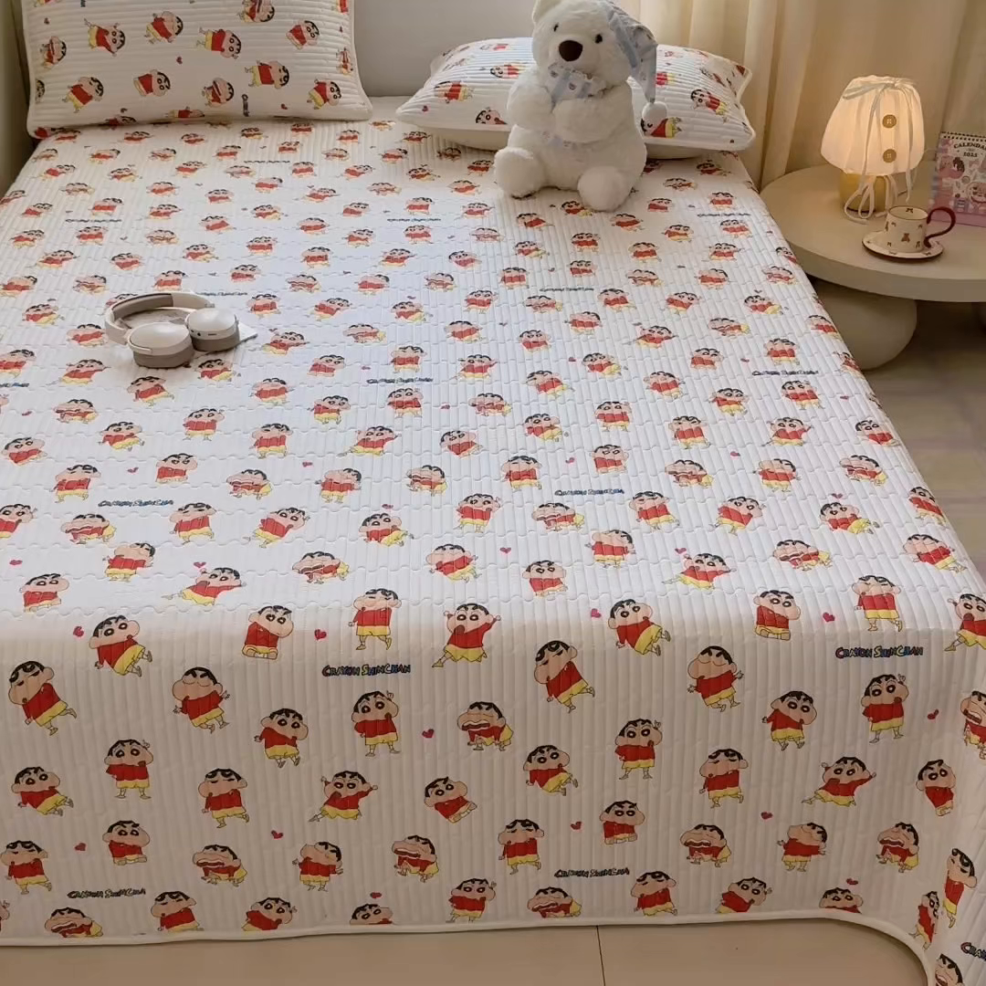91家纺网 家纺一手货源 找家纺 雅萱家纺 2026新款A面全棉卡通印花蜡笔小新单床盖床盖单件床盖三件套 多变小新