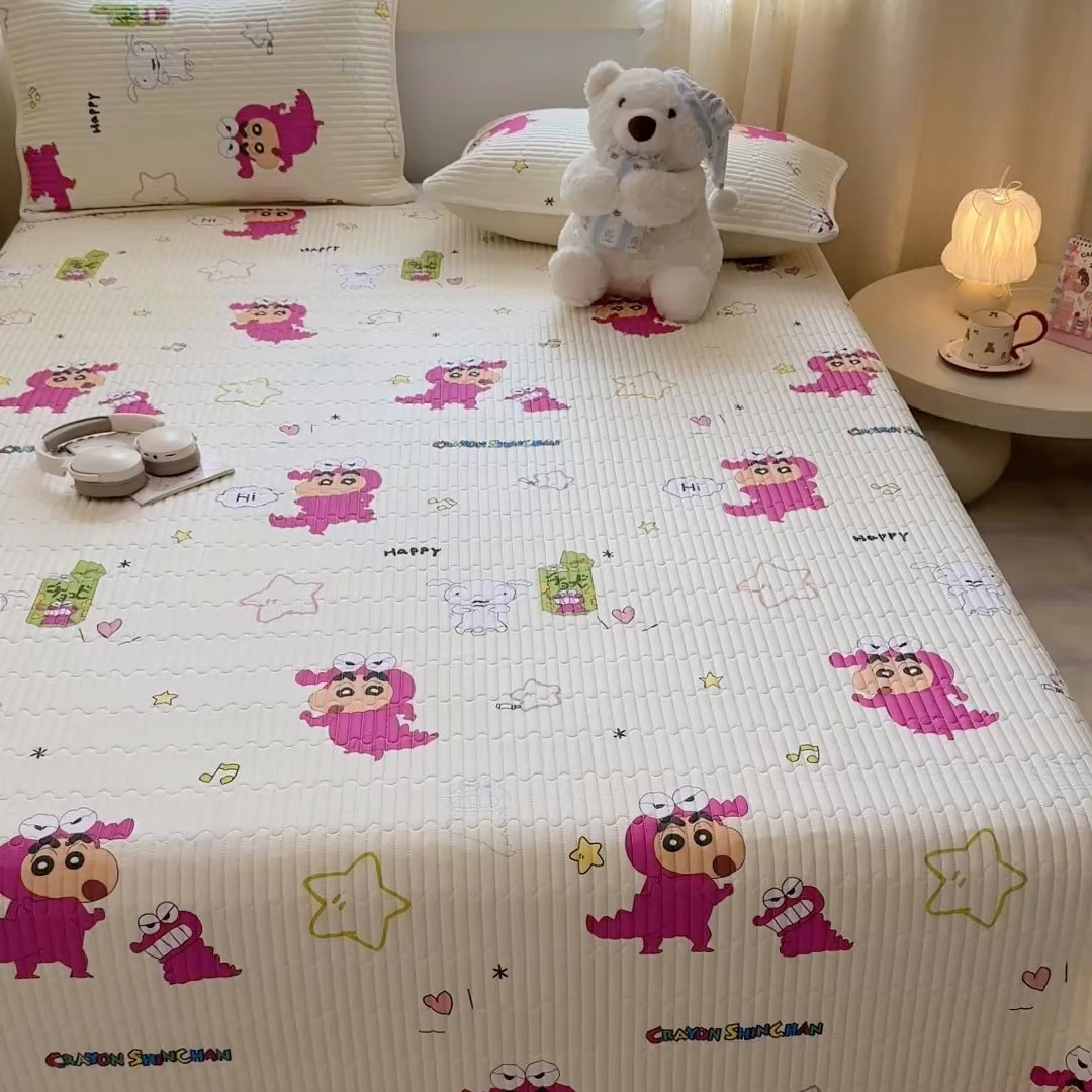 91家纺网 家纺一手货源 找家纺 雅萱家纺 2026新款A面全棉卡通印花蜡笔小新单床盖床盖单件床盖三件套 恐龙小新