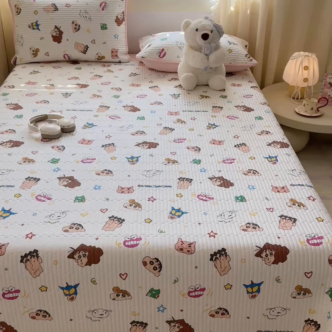 91家纺网 家纺一手货源 找家纺 雅萱家纺 2026新款A面全棉卡通印花蜡笔小新单床盖床盖单件床盖三件套 小新的一家
