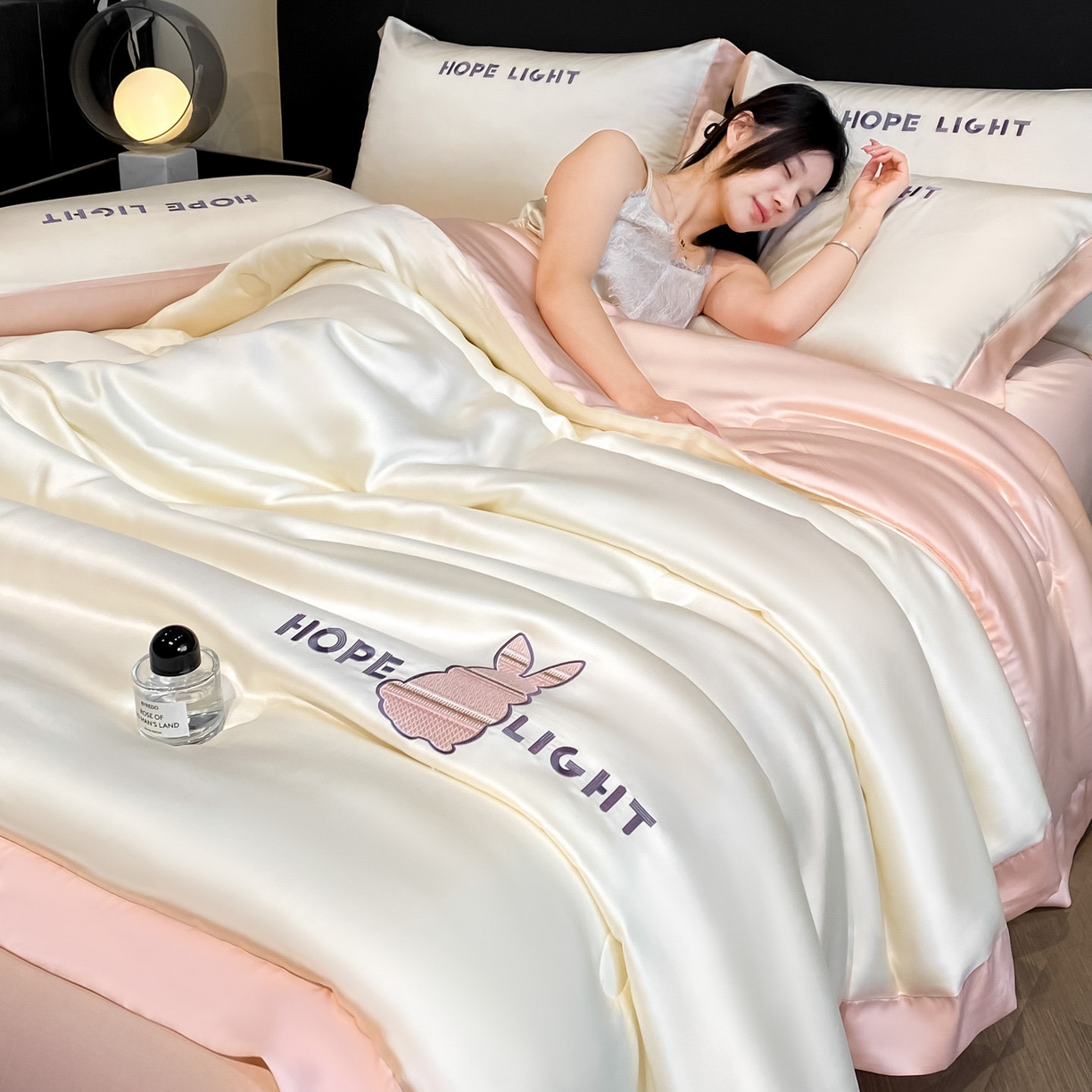 91家纺网 家纺一手货源 找家纺 （总）云棉坊 2026新款水洗真丝冰丝夏被刺绣款-宽边系列