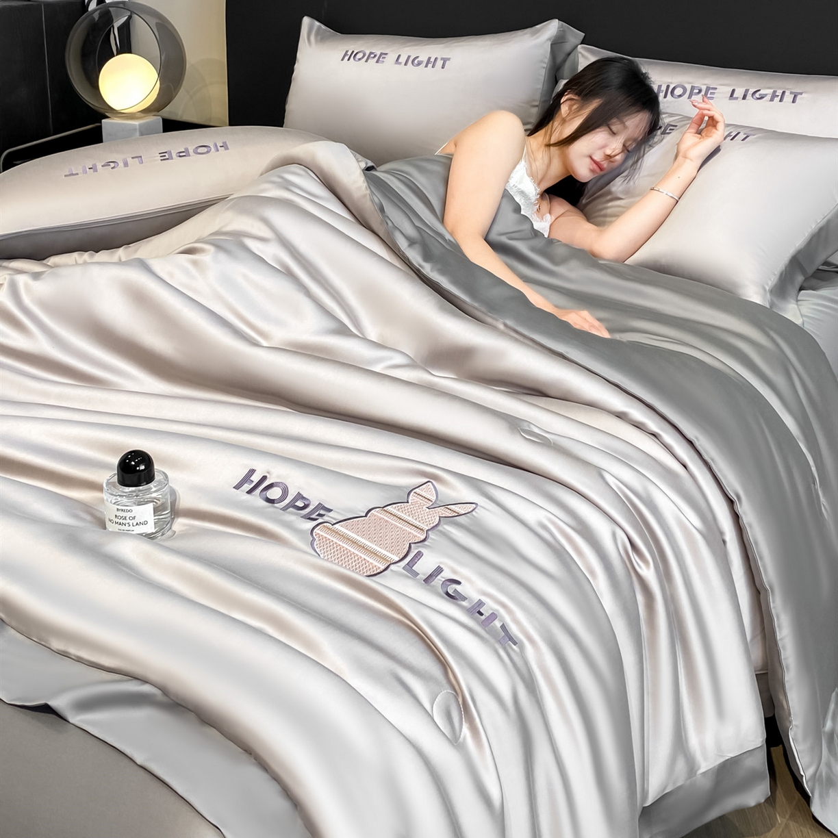 91家纺网 家纺一手货源 找家纺 （总）云棉坊 2026新款水洗真丝冰丝夏被刺绣款-宽边系列