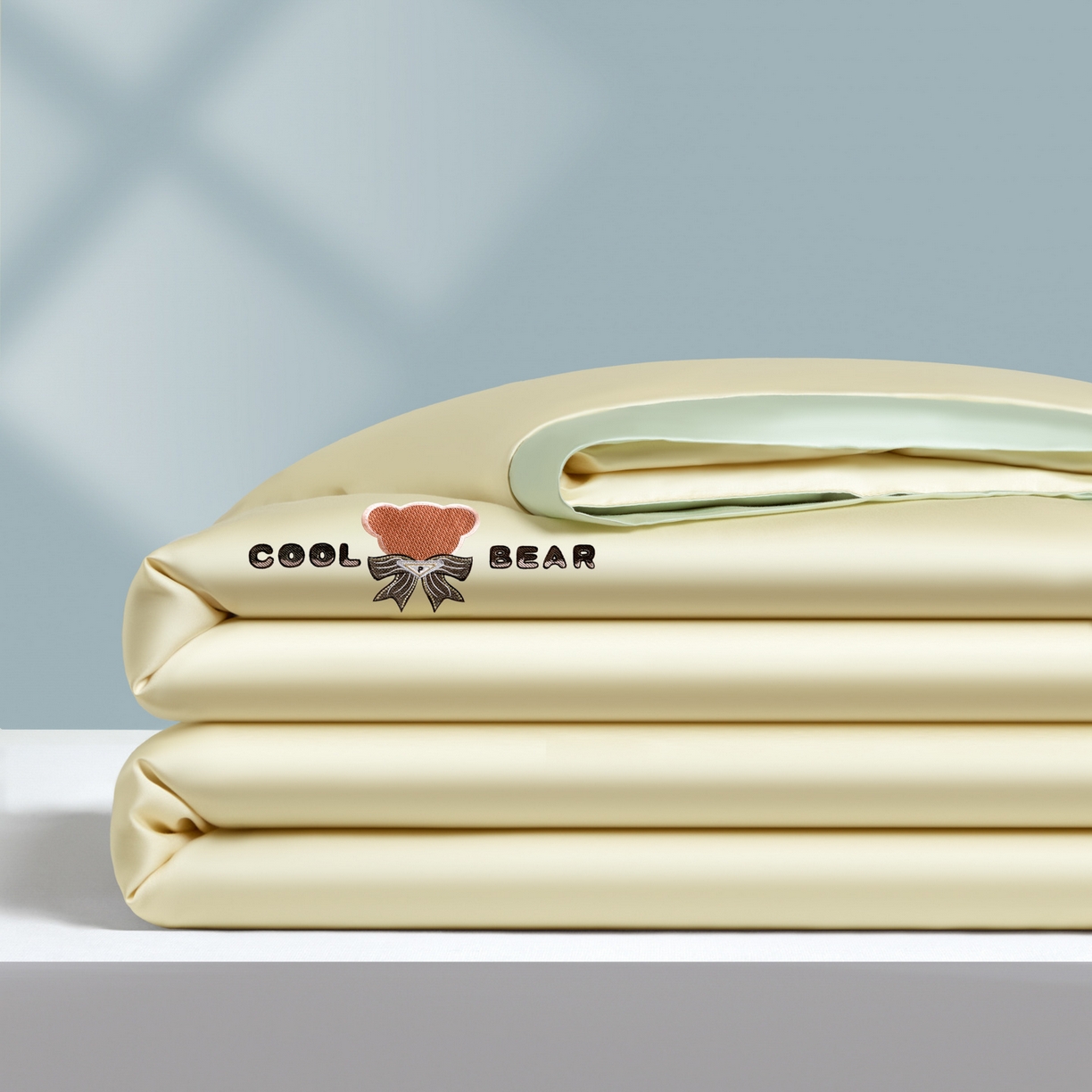 91家纺网 家纺一手货源 找家纺 云棉坊 2026新款水洗真丝冰丝夏被刺绣款-宽边系列 酷尔-奶黄+水果清香