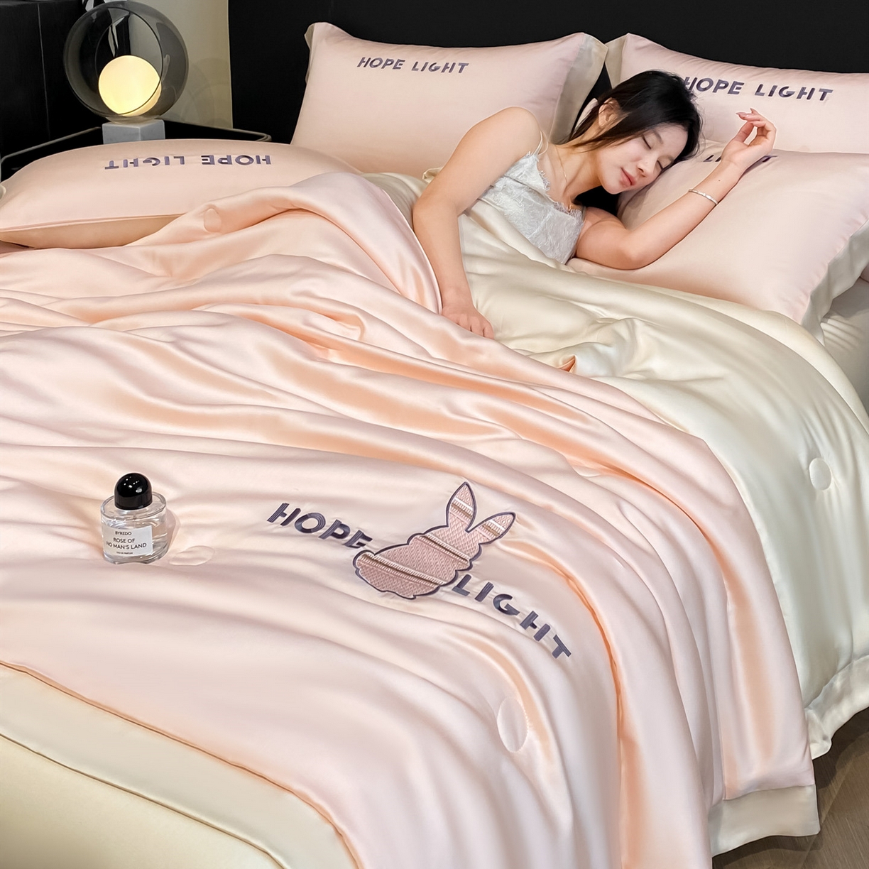 云棉坊 2026新款水洗真丝冰丝夏被刺绣款-宽边系列 希燃-奶油粉+奶咖