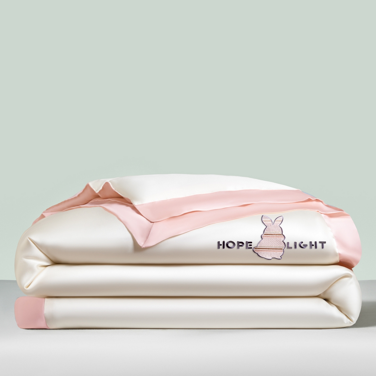 91家纺网 家纺一手货源 找家纺 云棉坊 2026新款水洗真丝冰丝夏被刺绣款-宽边系列 希燃-奶昔白+奶油粉