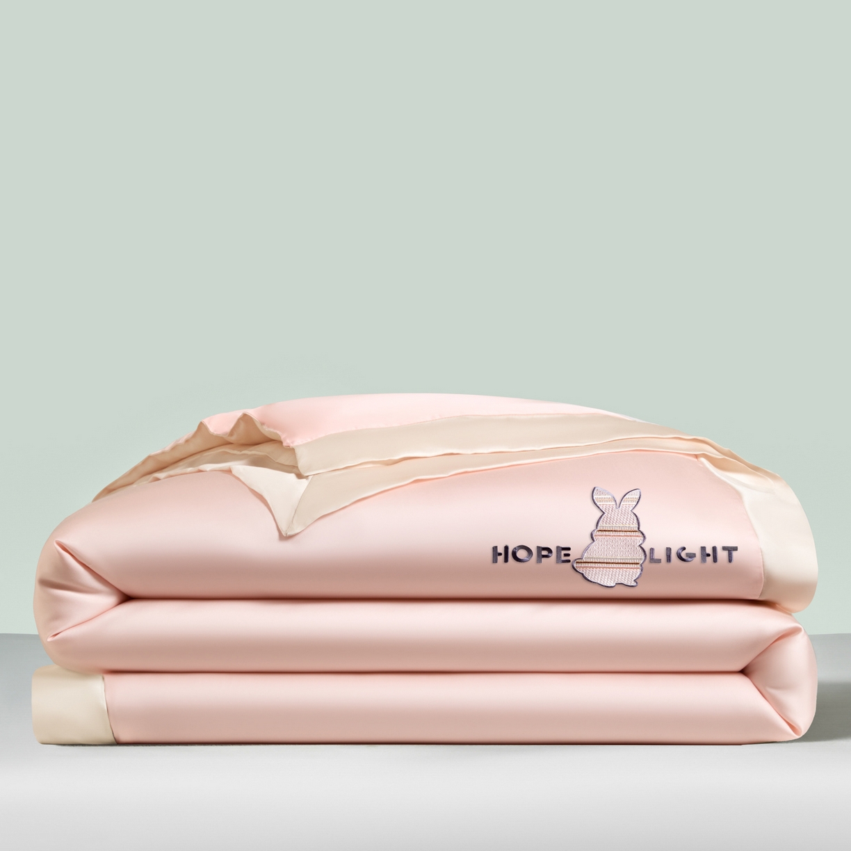 91家纺网 家纺一手货源 找家纺 云棉坊 2026新款水洗真丝冰丝夏被刺绣款-宽边系列 希燃-奶油粉+奶咖