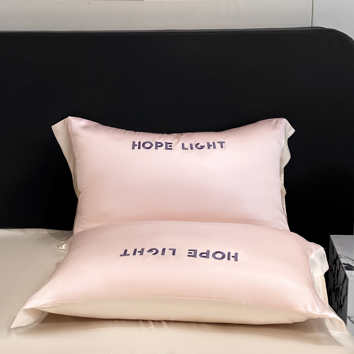 91家纺网 家纺一手货源 找家纺 云棉坊 2026新款水洗真丝冰丝夏被刺绣款-宽边系列 希燃-奶油粉+奶咖