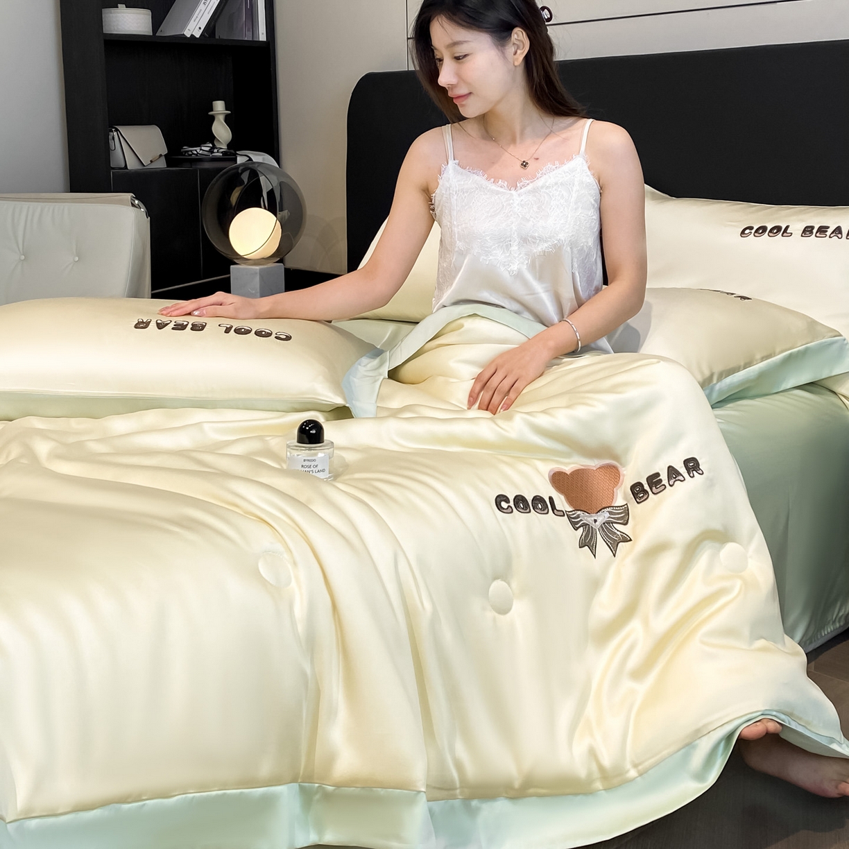 91家纺网 家纺一手货源 找家纺 云棉坊 2026新款水洗真丝冰丝夏被刺绣款-宽边系列 酷尔-奶黄+水果清香