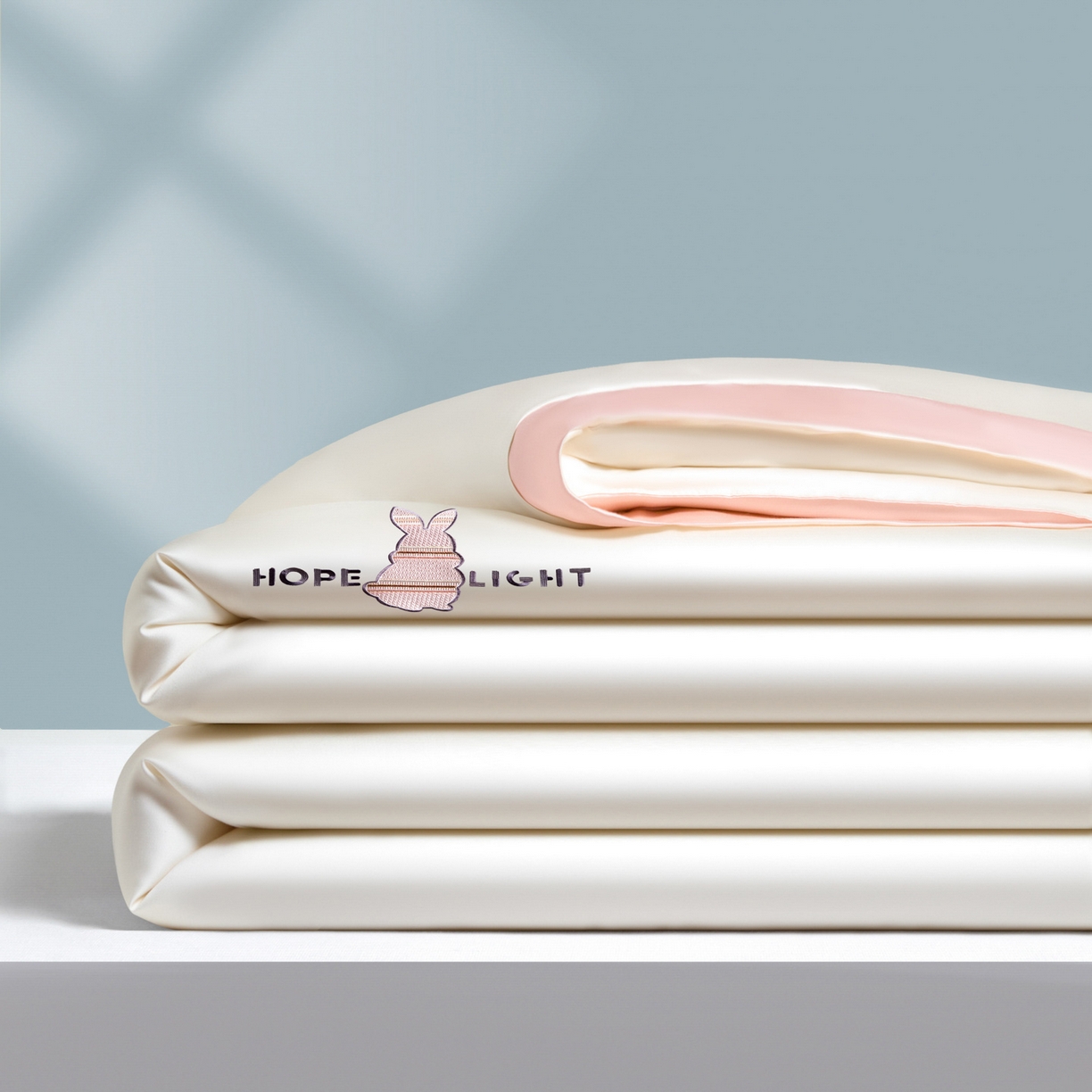 91家纺网 家纺一手货源 找家纺 云棉坊 2026新款水洗真丝冰丝夏被刺绣款-宽边系列 希燃-奶昔白+奶油粉