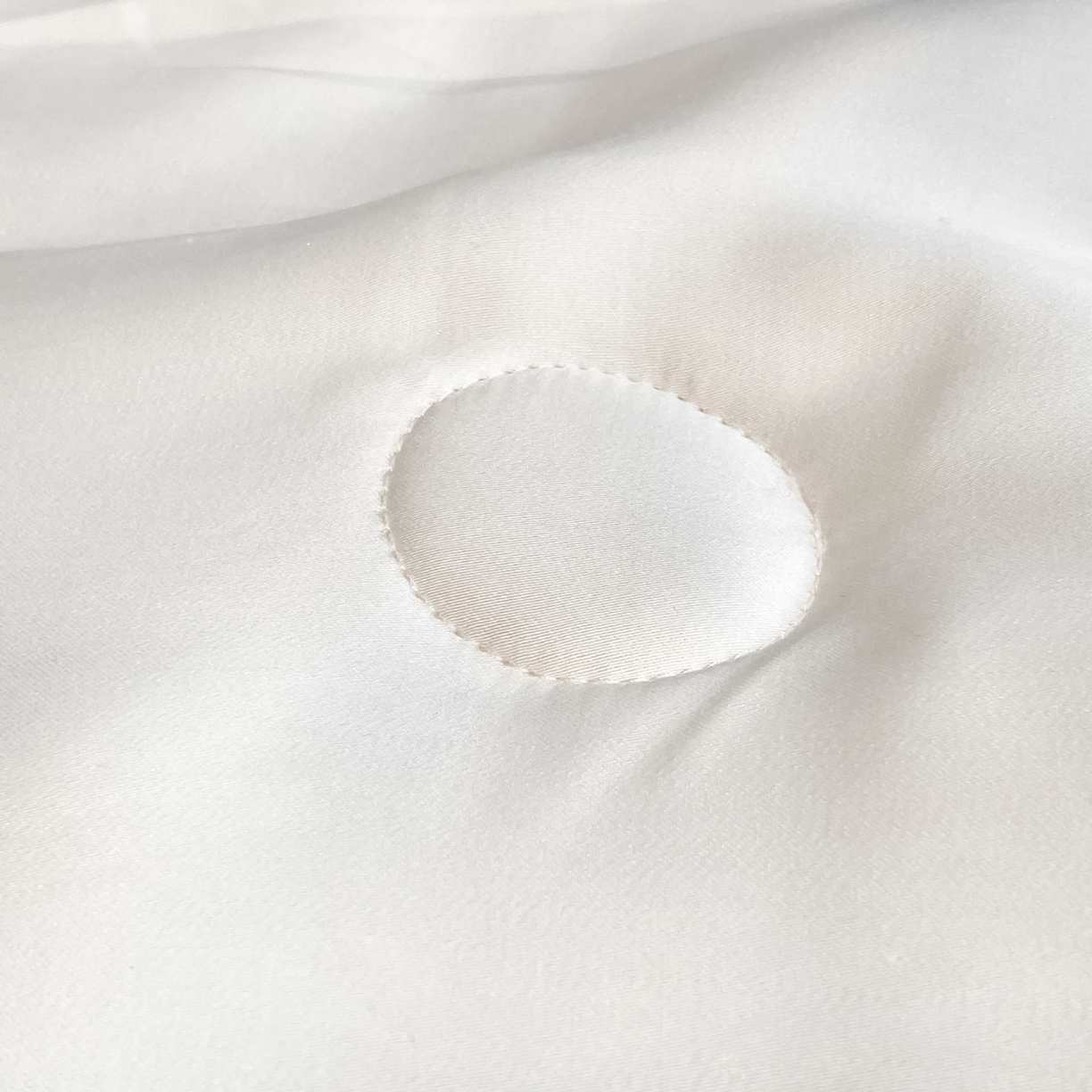 91家纺网 家纺一手货源 找家纺 云棉坊 2026新款水洗真丝冰丝夏被刺绣款-宽边系列 希燃-奶昔白+奶油粉