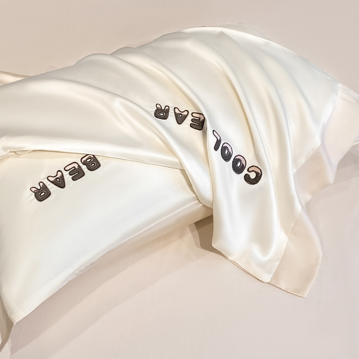 91家纺网 家纺一手货源 找家纺 云棉坊 2026新款水洗真丝冰丝夏被刺绣款-宽边系列 酷尔-奶昔白+奶咖