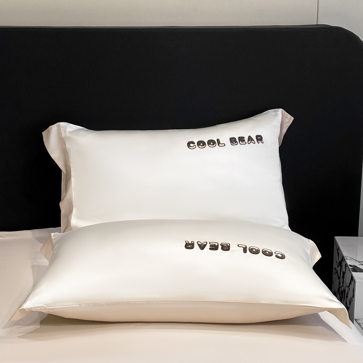 91家纺网 家纺一手货源 找家纺 云棉坊 2026新款水洗真丝冰丝夏被刺绣款-宽边系列 酷尔-奶昔白+奶咖