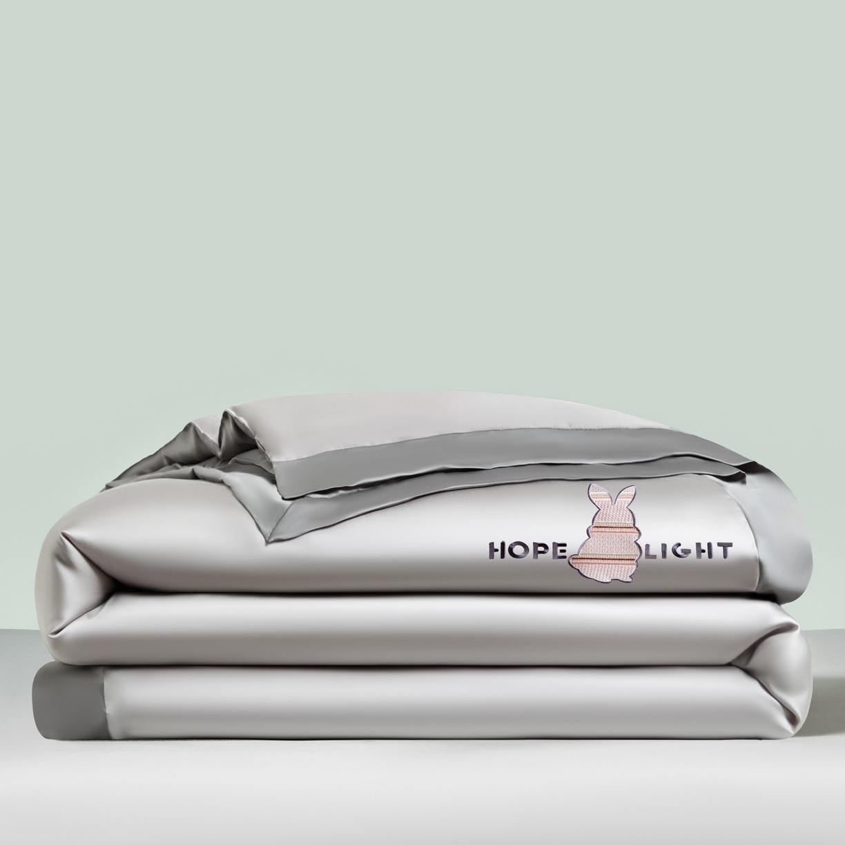 91家纺网 家纺一手货源 找家纺 云棉坊 2026新款水洗真丝冰丝夏被刺绣款-宽边系列 希燃-山灰+中灰