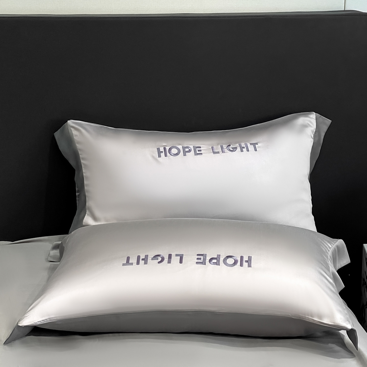 91家纺网 家纺一手货源 找家纺 云棉坊 2026新款水洗真丝冰丝夏被刺绣款-宽边系列 希燃-山灰+中灰