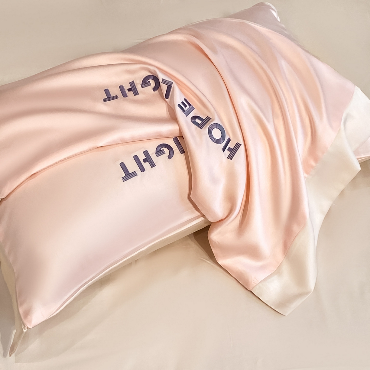 91家纺网 家纺一手货源 找家纺 云棉坊 2026新款水洗真丝冰丝夏被刺绣款-宽边系列 希燃-奶油粉+奶咖