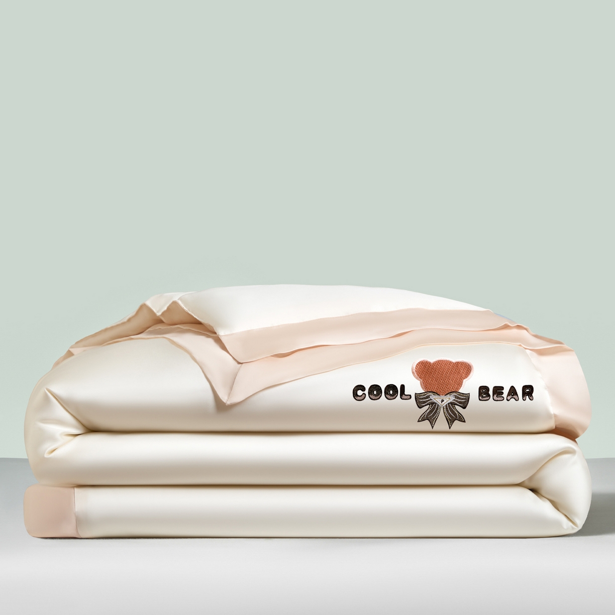 91家纺网 家纺一手货源 找家纺 云棉坊 2026新款水洗真丝冰丝夏被刺绣款-宽边系列 酷尔-奶昔白+奶咖