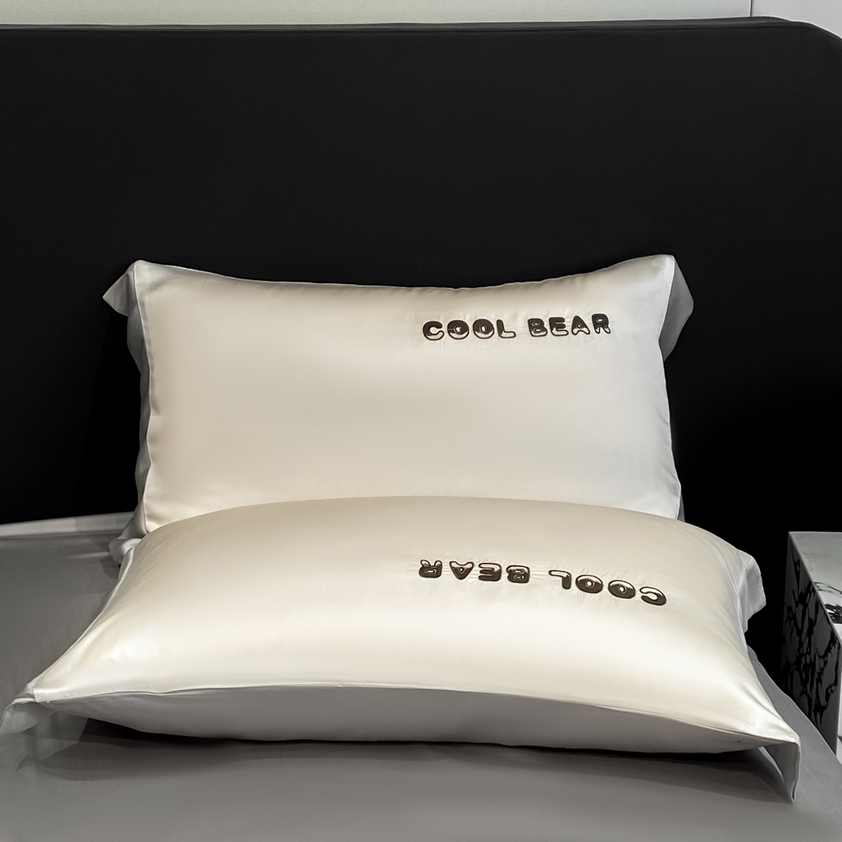 91家纺网 家纺一手货源 找家纺 云棉坊 2026新款水洗真丝冰丝夏被刺绣款-宽边系列 酷尔-奶咖+山灰