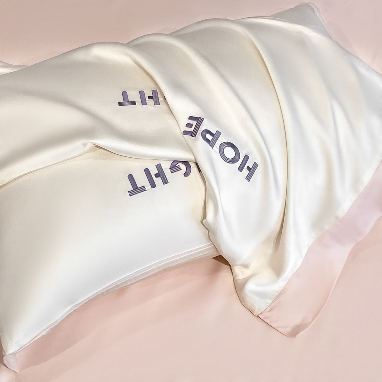 91家纺网 家纺一手货源 找家纺 云棉坊 2026新款水洗真丝冰丝夏被刺绣款-宽边系列 希燃-奶昔白+奶油粉