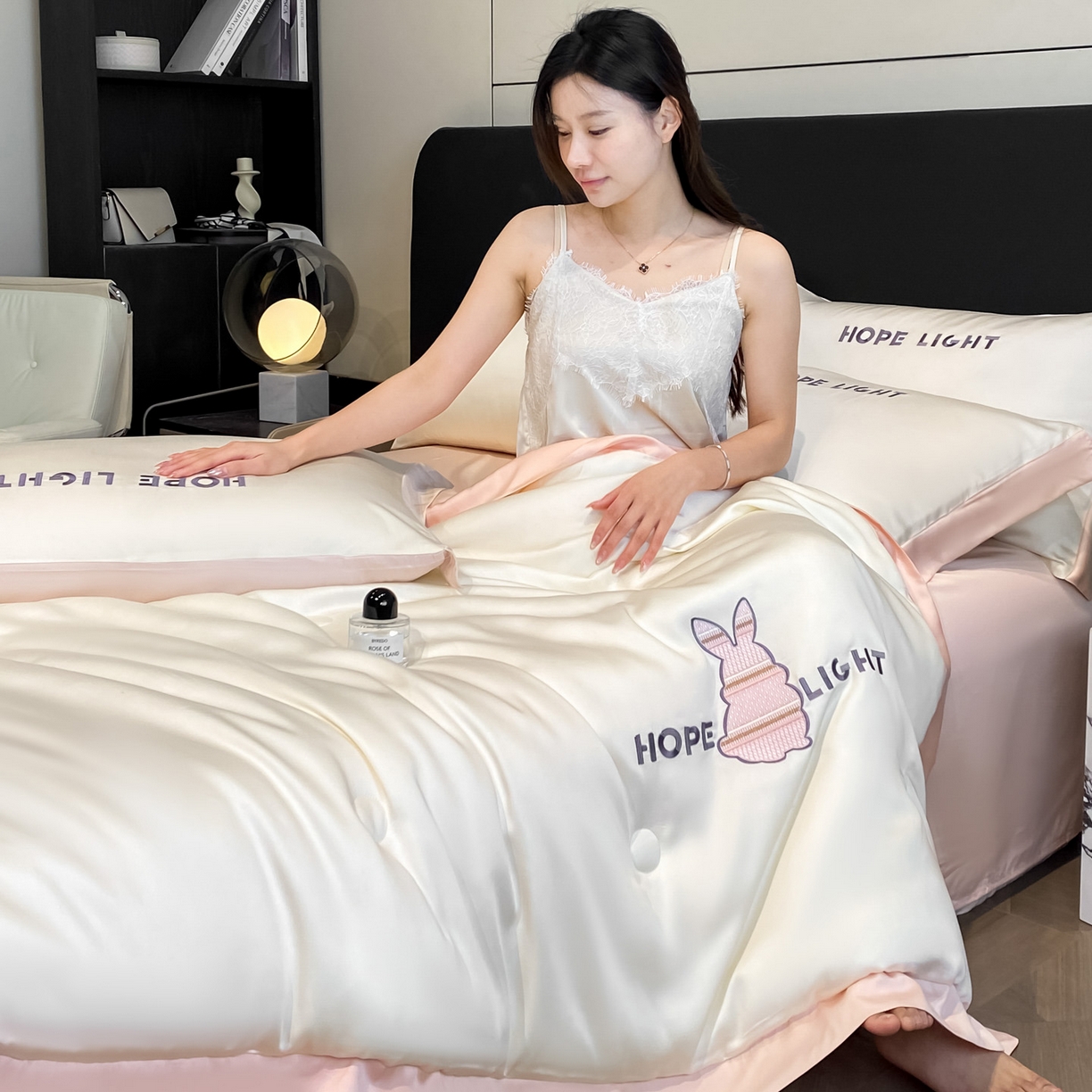 91家纺网 家纺一手货源 找家纺 云棉坊 2026新款水洗真丝冰丝夏被刺绣款-宽边系列 希燃-奶昔白+奶油粉