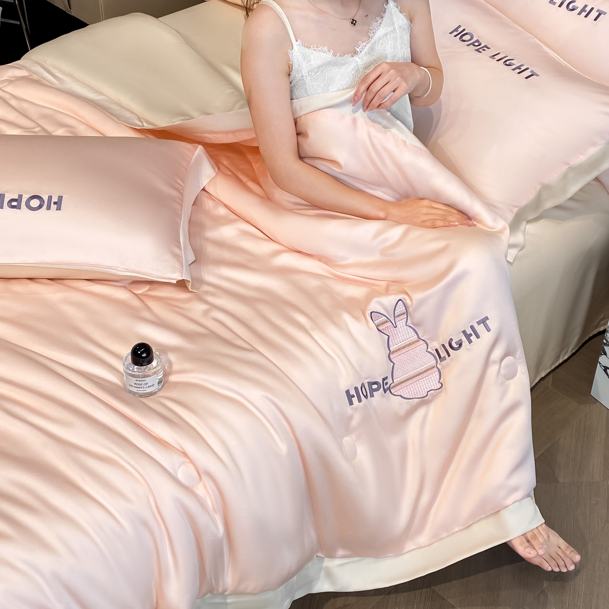 91家纺网 家纺一手货源 找家纺 云棉坊 2026新款水洗真丝冰丝夏被刺绣款-宽边系列 希燃-奶油粉+奶咖