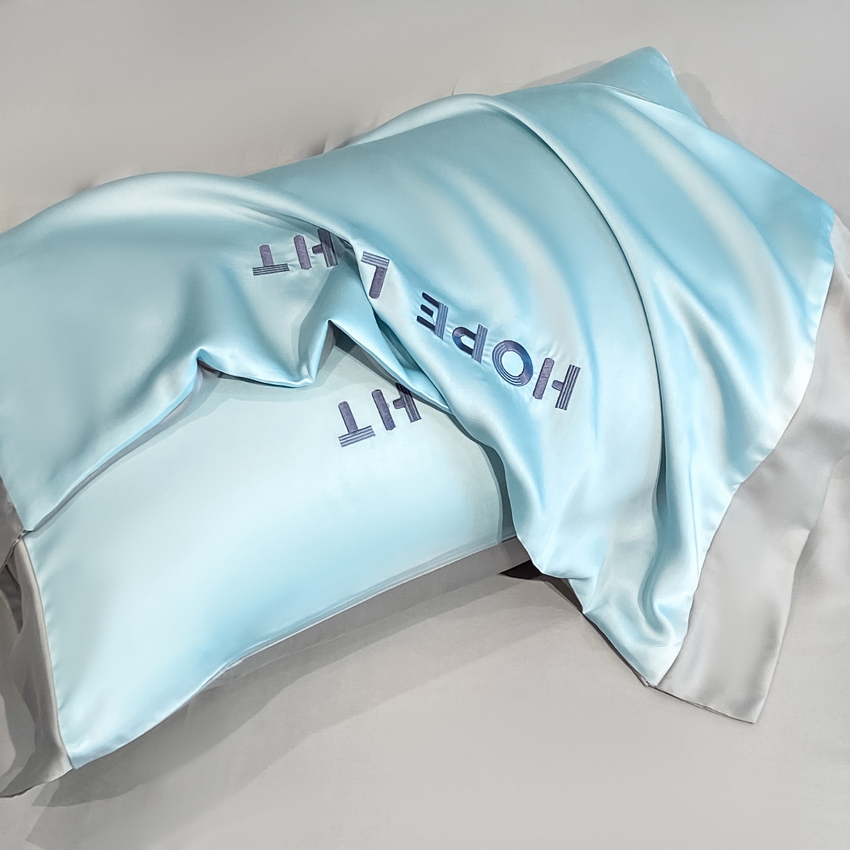 91家纺网 家纺一手货源 找家纺 云棉坊 2026新款水洗真丝冰丝夏被刺绣款-宽边系列 希燃-海盐兰+山灰