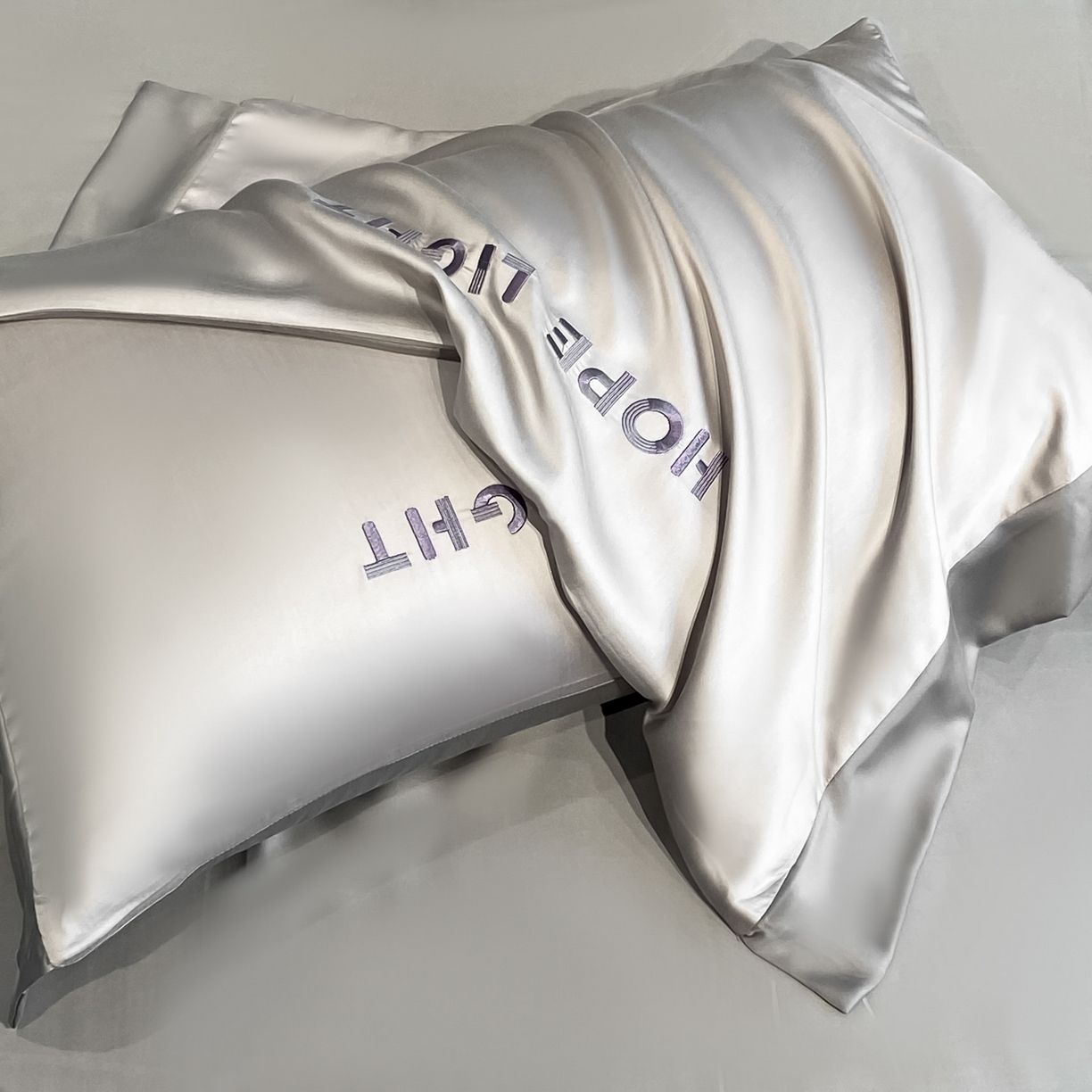 91家纺网 家纺一手货源 找家纺 云棉坊 2026新款水洗真丝冰丝夏被刺绣款-宽边系列 希燃-山灰+中灰