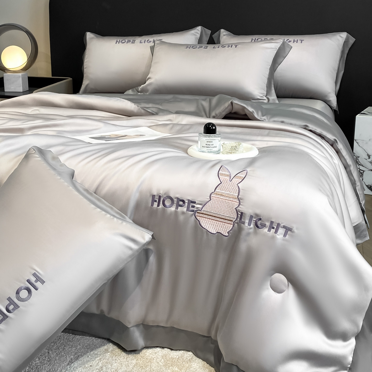 91家纺网 家纺一手货源 找家纺 云棉坊 2026新款水洗真丝冰丝夏被刺绣款-宽边系列 希燃-山灰+中灰