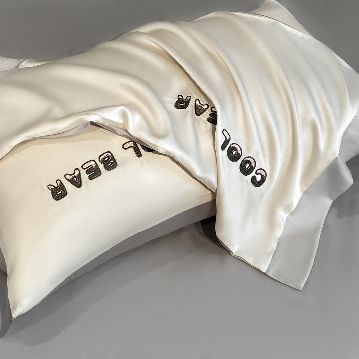 91家纺网 家纺一手货源 找家纺 云棉坊 2026新款水洗真丝冰丝夏被刺绣款-宽边系列 酷尔-奶咖+山灰