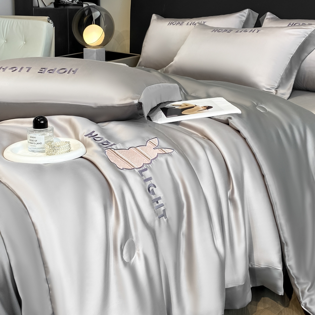 91家纺网 家纺一手货源 找家纺 云棉坊 2026新款水洗真丝冰丝夏被刺绣款-宽边系列 希燃-山灰+中灰