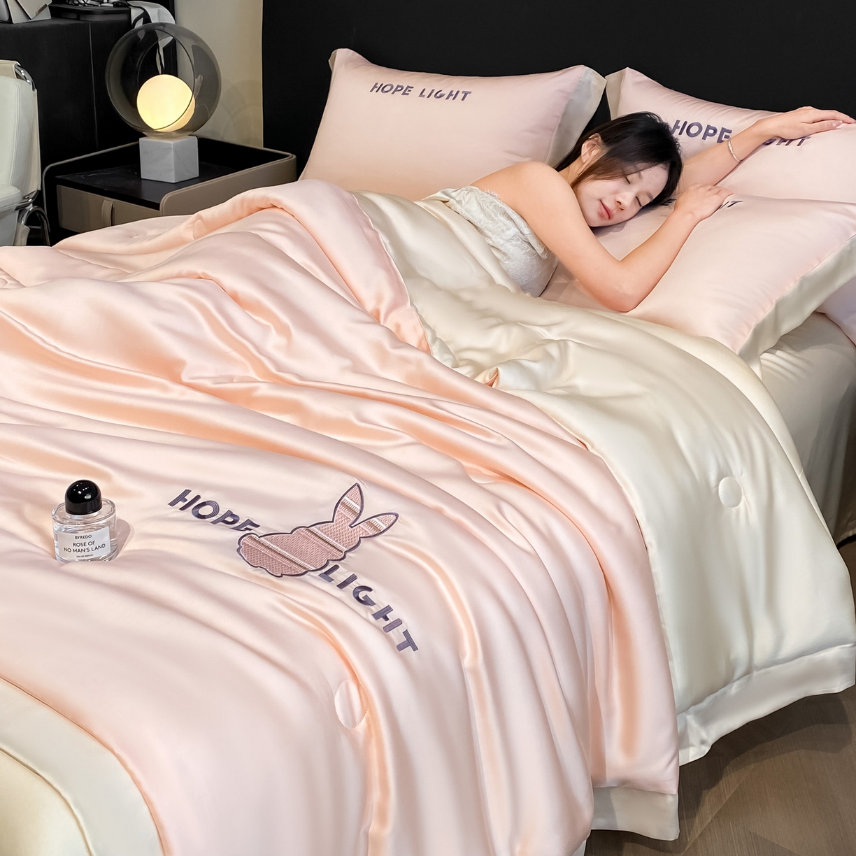 91家纺网 家纺一手货源 找家纺 云棉坊 2026新款水洗真丝冰丝夏被刺绣款-宽边系列 希燃-奶油粉+奶咖