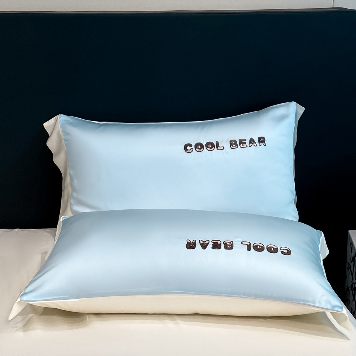 91家纺网 家纺一手货源 找家纺 云棉坊 2026新款水洗真丝冰丝夏被刺绣款-宽边系列 酷尔-天空蓝+奶昔白