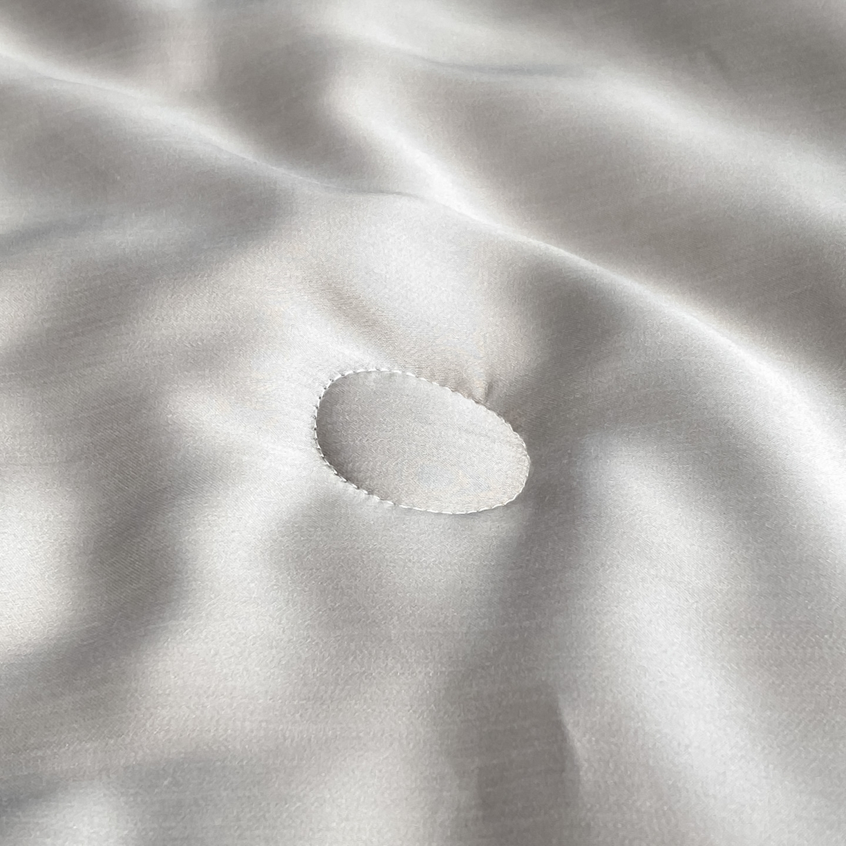 91家纺网 家纺一手货源 找家纺 云棉坊 2026新款水洗真丝冰丝夏被刺绣款-宽边系列 希燃-山灰+中灰