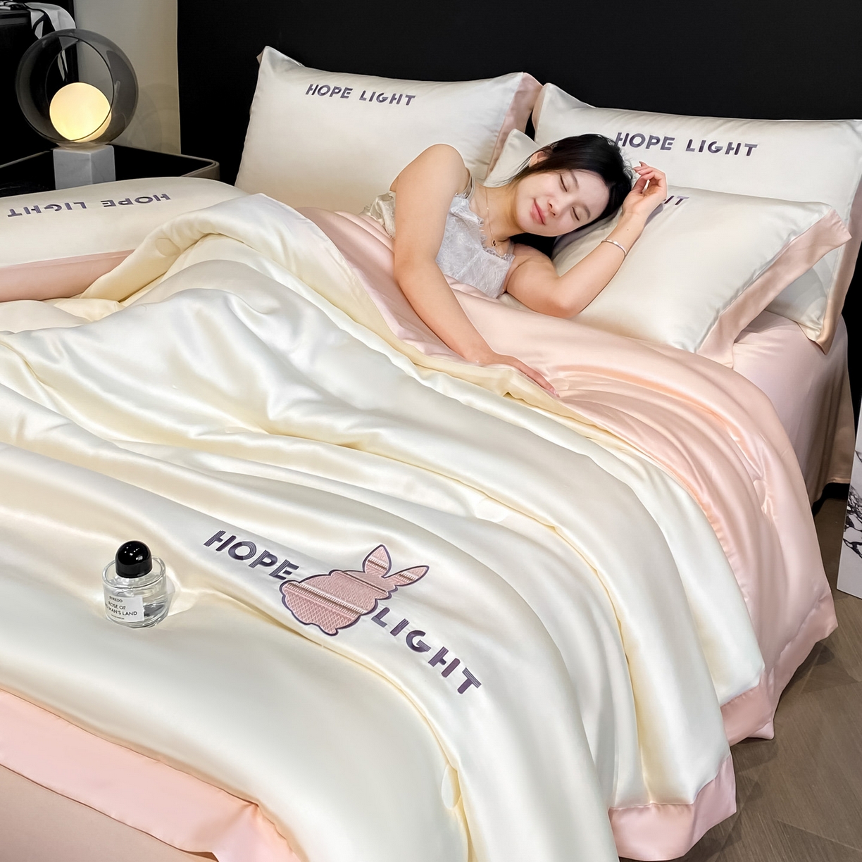 91家纺网 家纺一手货源 找家纺 云棉坊 2026新款水洗真丝冰丝夏被刺绣款-宽边系列 希燃-奶昔白+奶油粉