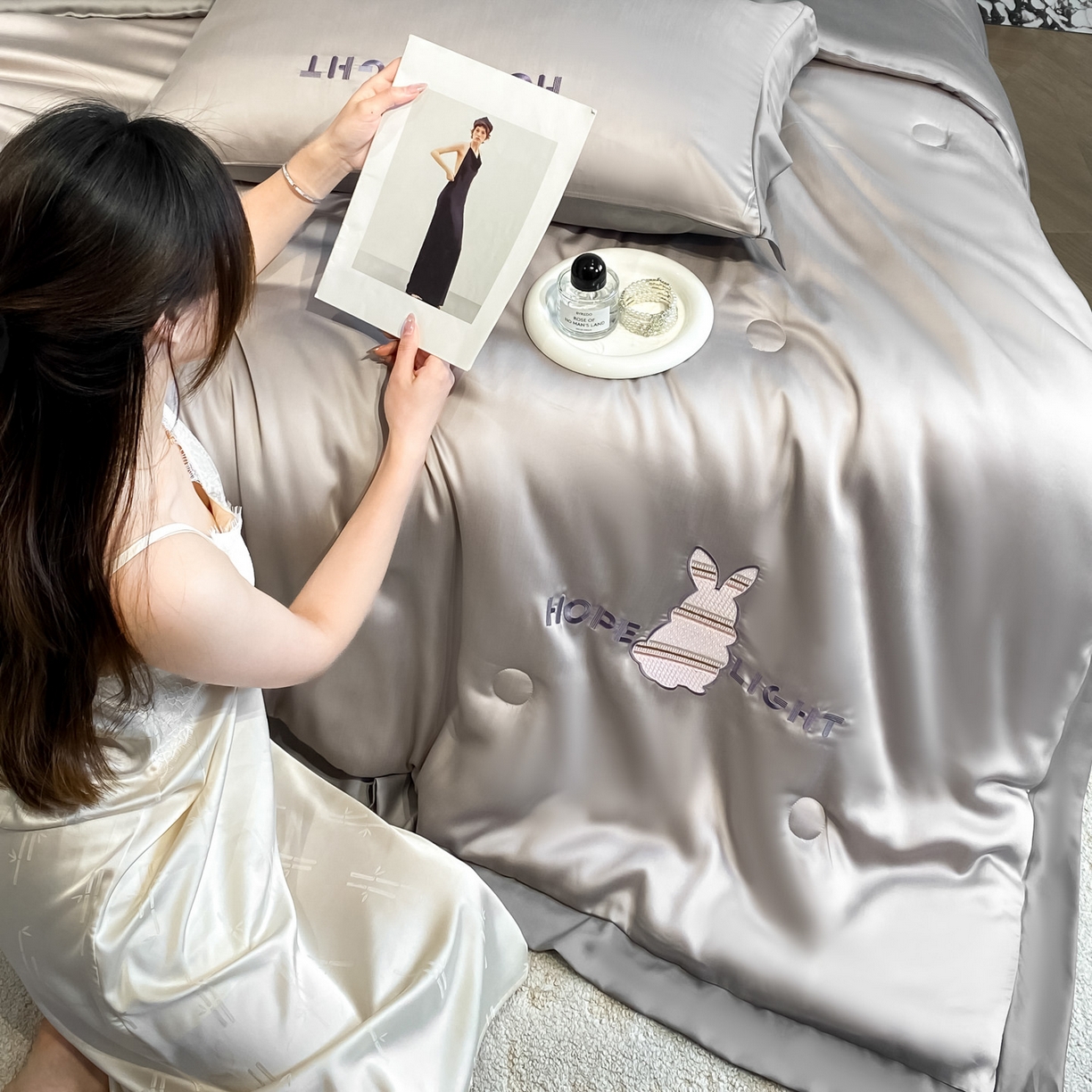 91家纺网 家纺一手货源 找家纺 云棉坊 2026新款水洗真丝冰丝夏被刺绣款-宽边系列 希燃-山灰+中灰