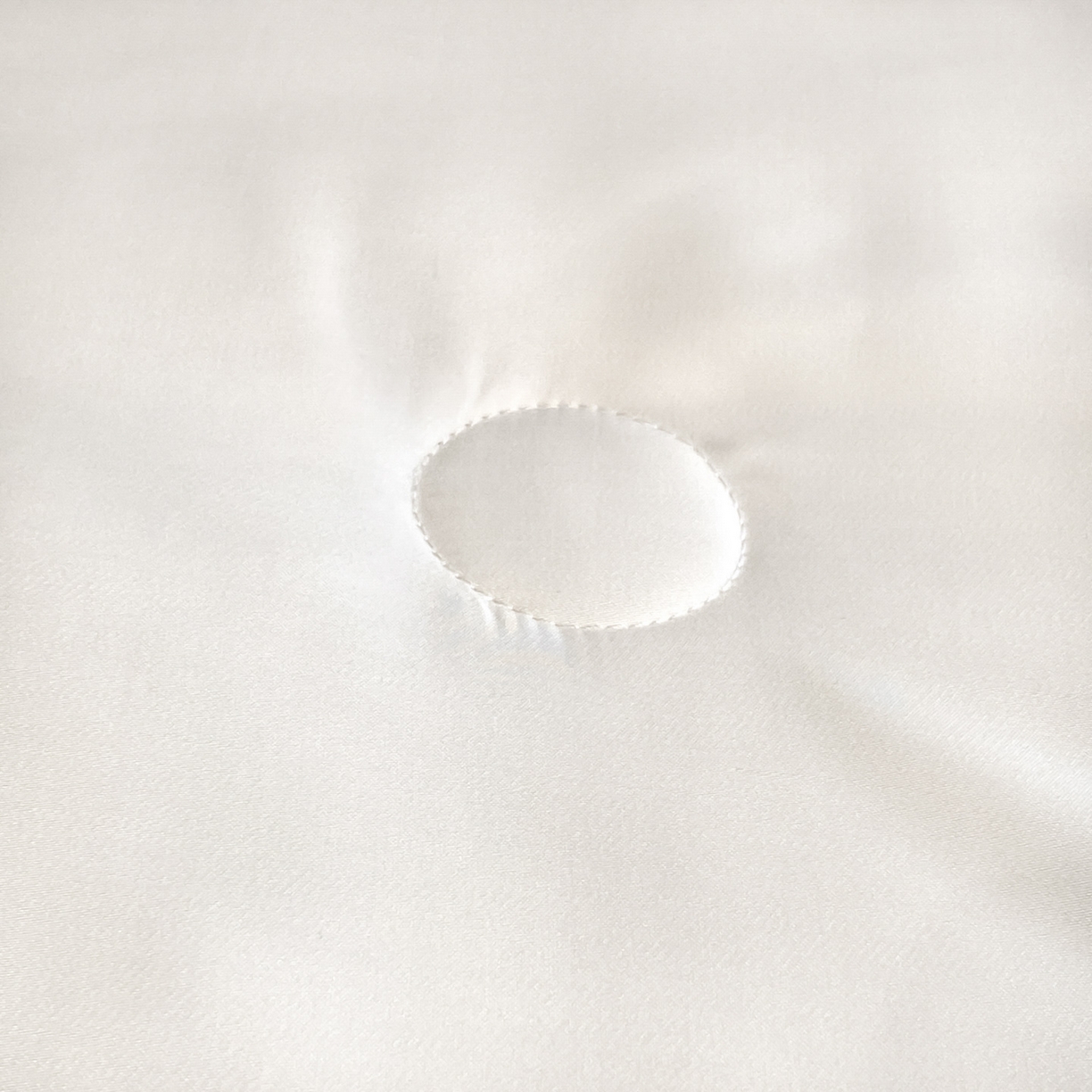 91家纺网 家纺一手货源 找家纺 云棉坊 2026新款水洗真丝冰丝夏被刺绣款-宽边系列 酷尔-奶昔白+奶咖