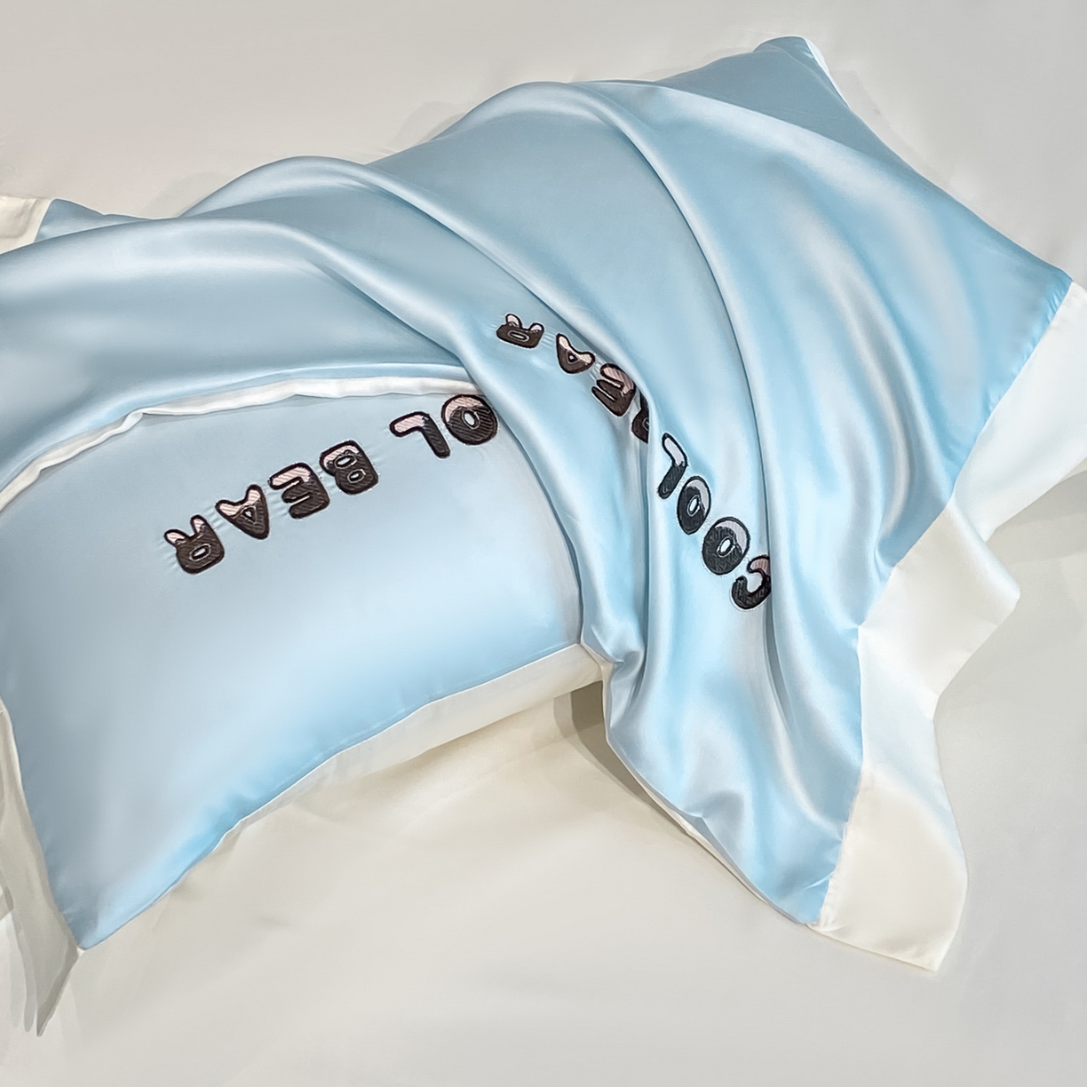 91家纺网 家纺一手货源 找家纺 云棉坊 2026新款水洗真丝冰丝夏被刺绣款-宽边系列 酷尔-天空蓝+奶昔白